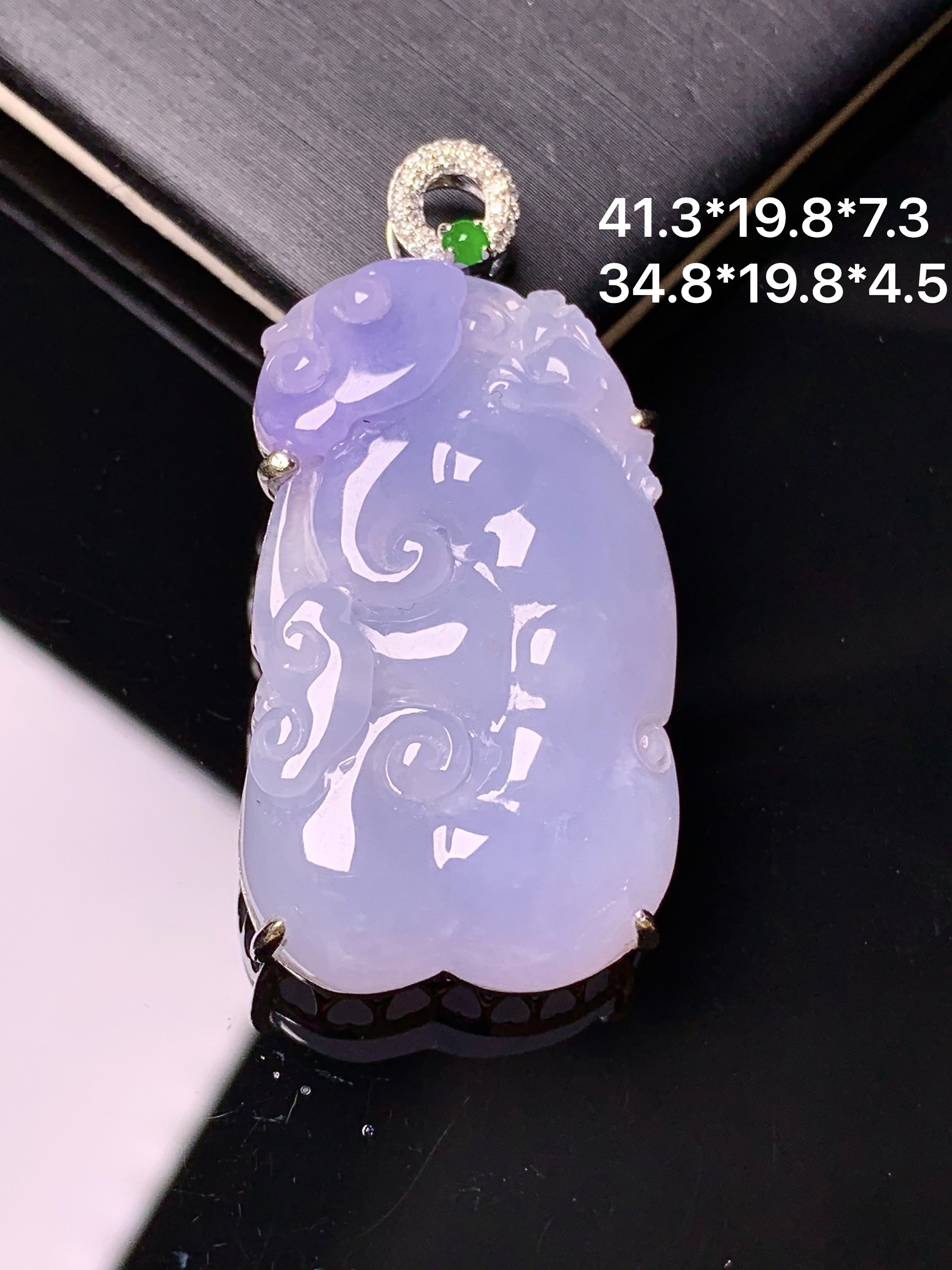 18k金钻镶嵌紫罗兰如意吊坠 玉质细腻 色泽艳丽清新 水润亮眼 整体尺寸41.3*19.8*7.3b1