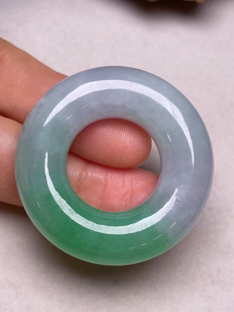 冰糯种飘绿【平安扣】吊坠，种水好、玉质细腻 ，卖相好.