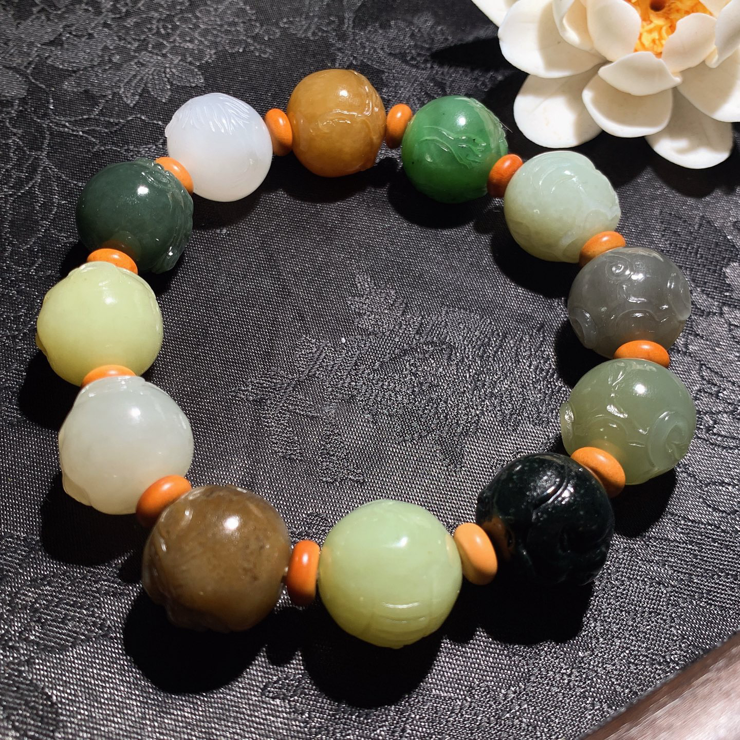 新疆和田玉且末糖多包十二生肖手串！尺寸16！玉质细腻油润。手推出油。佩戴高端典雅。lt260313