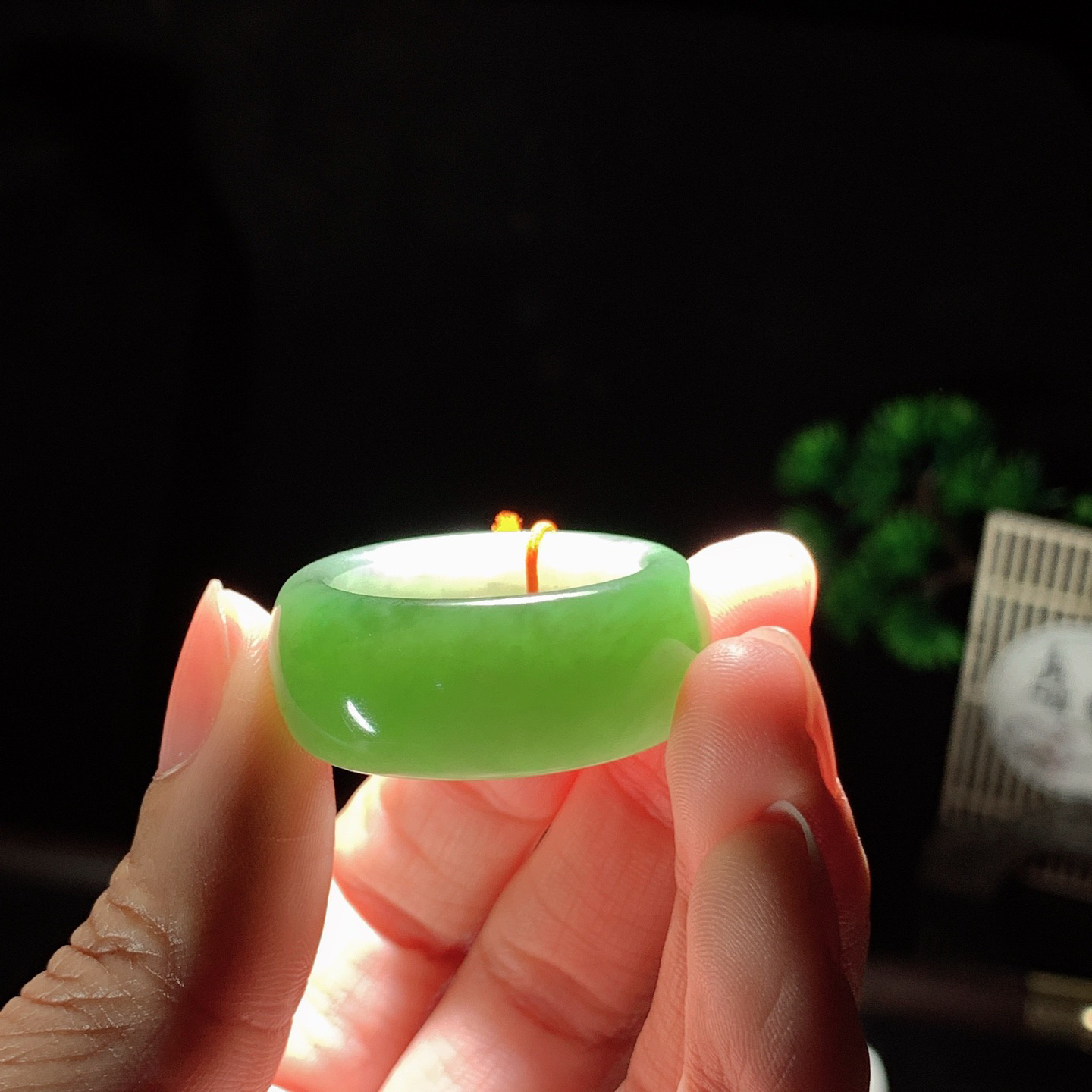 和田玉阳绿俄罗斯碧玉扳指挂件。内径23尺寸12/5重13.5克。玉质细腻油润。手推出油。佩戴高端典雅。lt260310