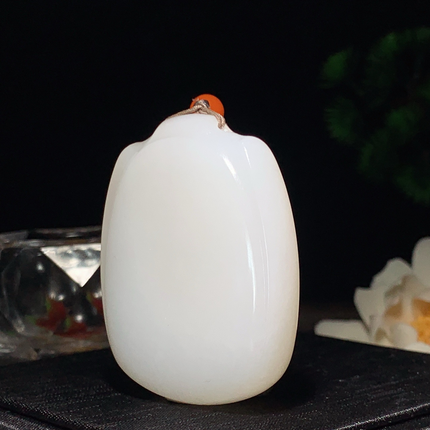 新疆和田玉羊脂白玉平安无事牌挂件。尺寸52/42/12重64克。玉质细腻油润。手推出油。佩戴高端典雅。lt260310