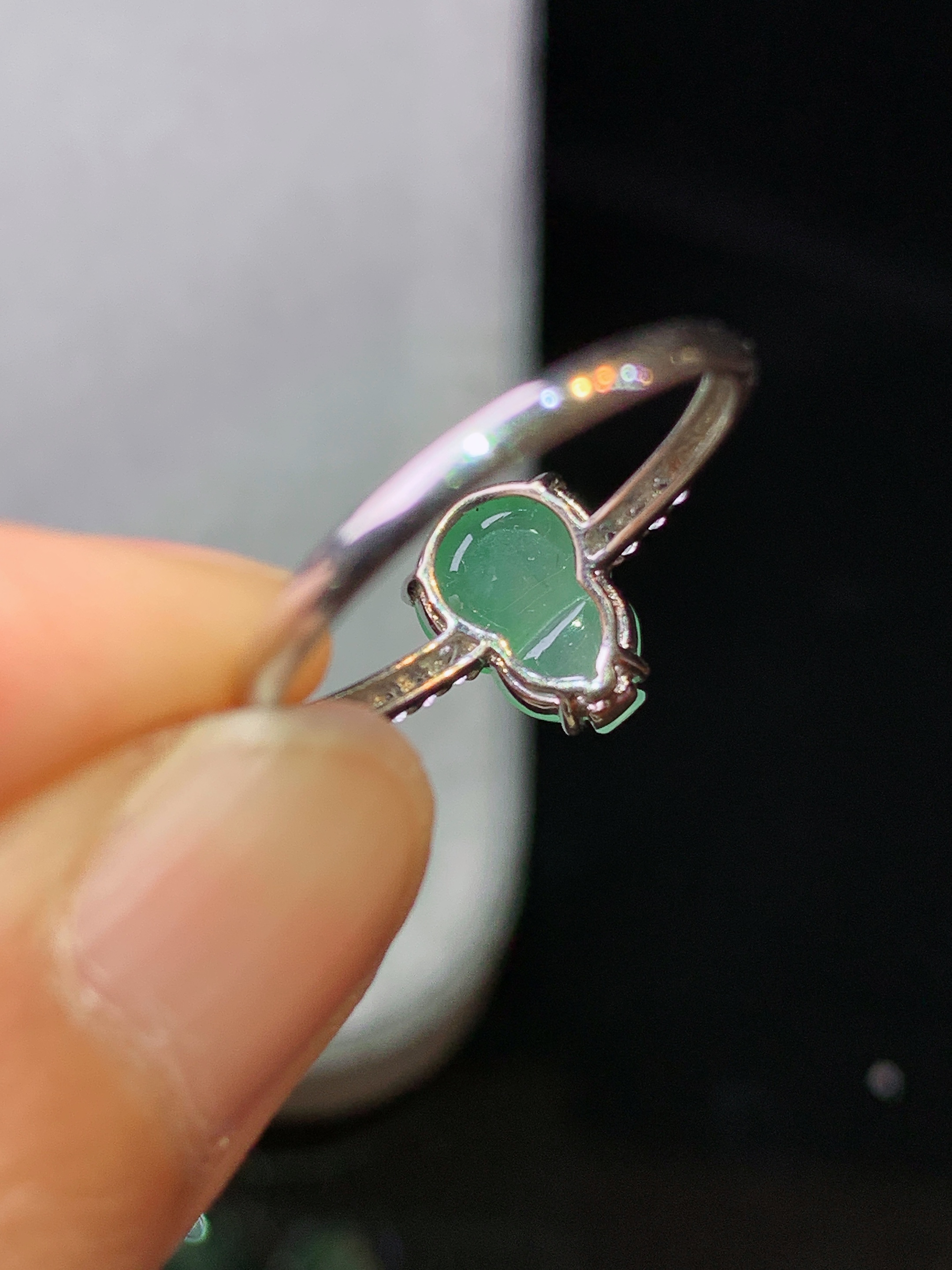 18k金钻镶嵌浅绿葫芦戒指 玉质细腻 色泽艳丽 圈口15 整体尺寸9*6.8*3c1