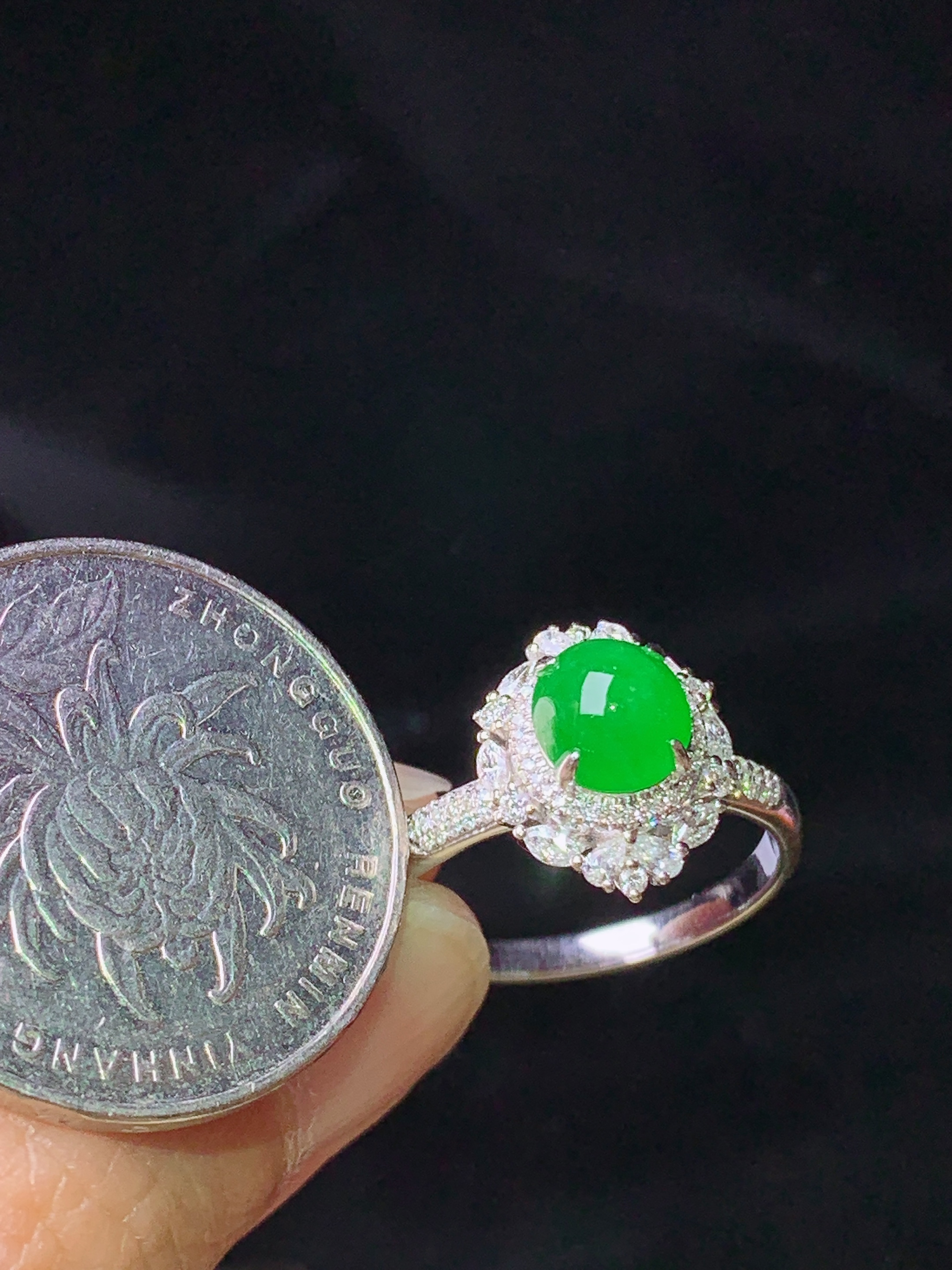 18k金钻镶嵌满绿蛋面戒指 玉质细腻 色泽艳丽清新 水润亮眼 圈口14.5 整体尺寸13.2*10.6*8.7m3
