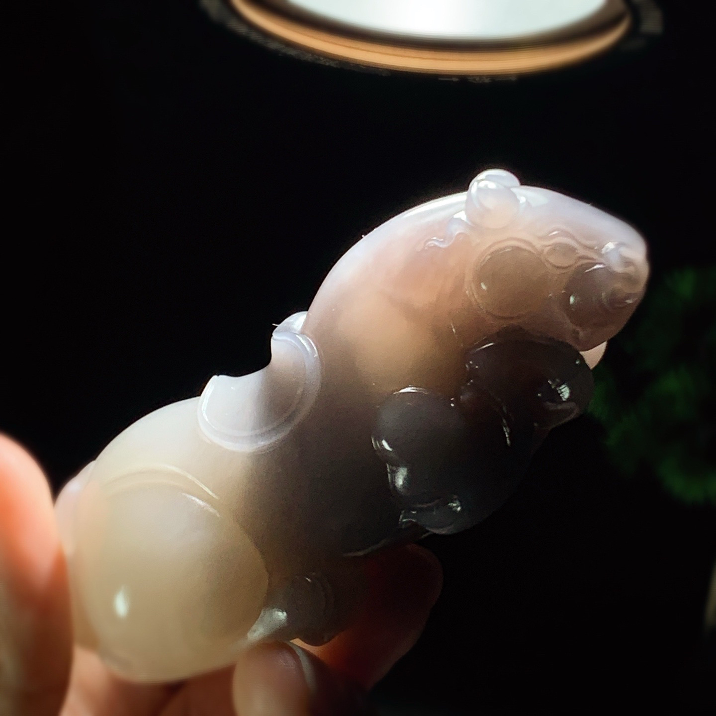 和田玉青海料白加烟紫马把件！尺寸62/36/28重121克 玉质细腻油润 底色纯净 脂粉好，品质好。lt260310