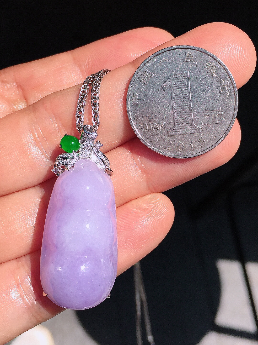 紫罗兰福豆吊坠，色泽均匀艳丽，玉质细腻，荧光感超
强，饱满圆润，尽显优雅气质，18k
金豪华镶嵌