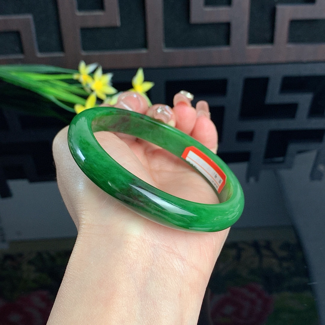 和田玉64圈口阳绿色碧玉手镯！红皮料，玉质细腻油润 底色纯净 无裂无棉 脂粉好，品质高。