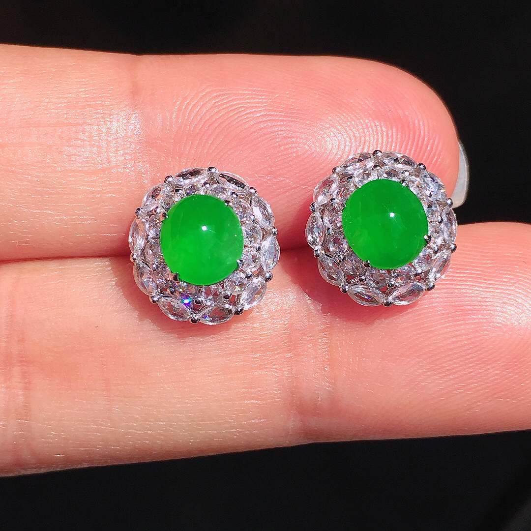 阳绿蛋面耳钉，色泽均匀艳丽，玉质细腻，荧光感超
强，饱满圆润，尽显优雅气质，18k
金豪华镶嵌