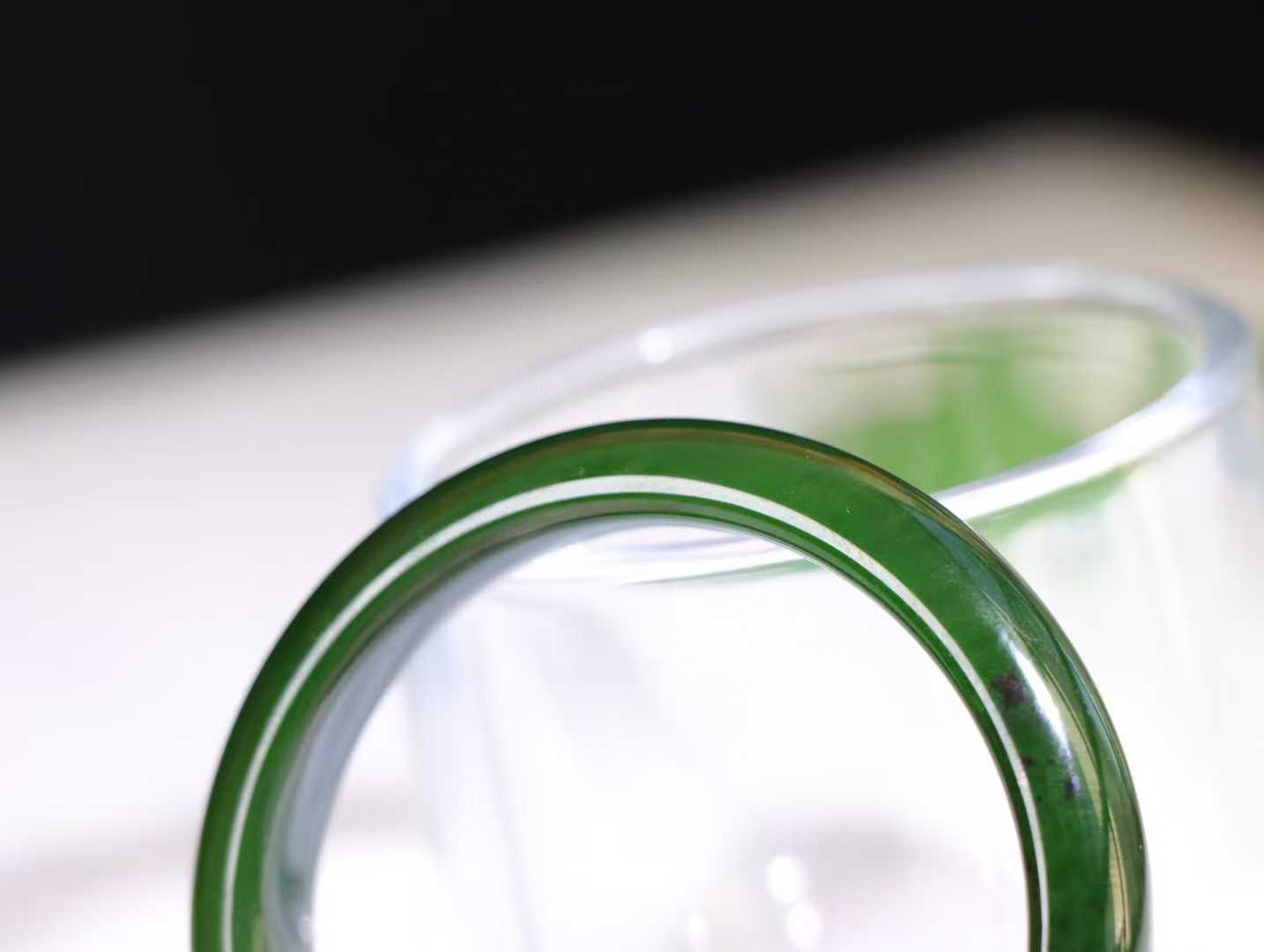 【腕间柔情】

和田玉碧玉菠菜绿手镯，俄料七号矿 红皮老料，玉质温润细腻 油性十足，色泽匀称，️款式精美时尚，佩戴美观惹眼，美自天成，婉约之美，举手投足间透出那份低调奢华。

重37.6克 圈口53.5mm尺寸53.5-11-7mm O18823207130