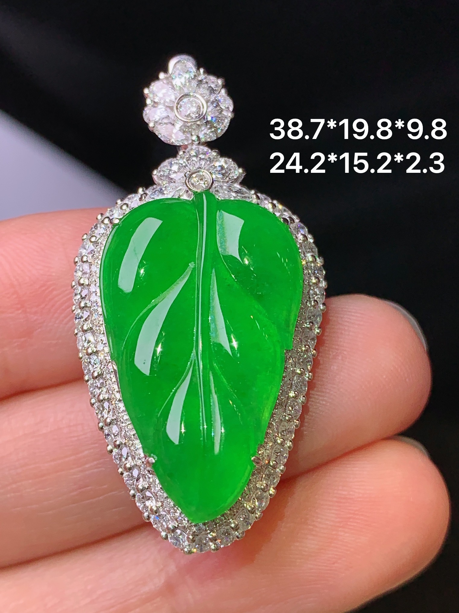 18k金钻镶嵌满绿树叶吊坠 玉质细腻 色泽艳丽清新 水润亮眼 整体尺寸38.7*19.8*9.8