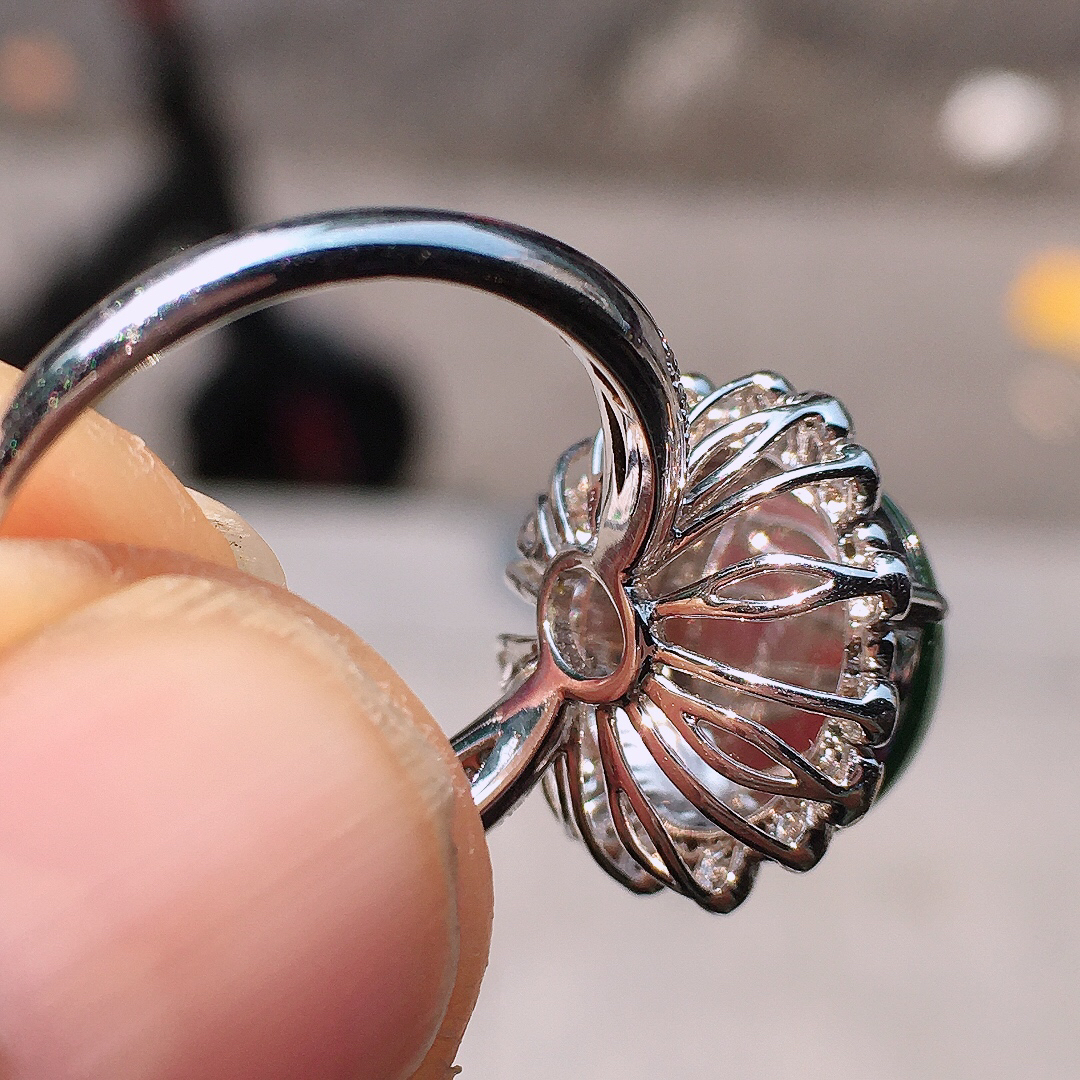 阳绿蛋面戒指，色泽均匀艳丽，玉质细腻，荧光感超
强，饱满圆润，尽显优雅气质，18k
金豪华镶嵌