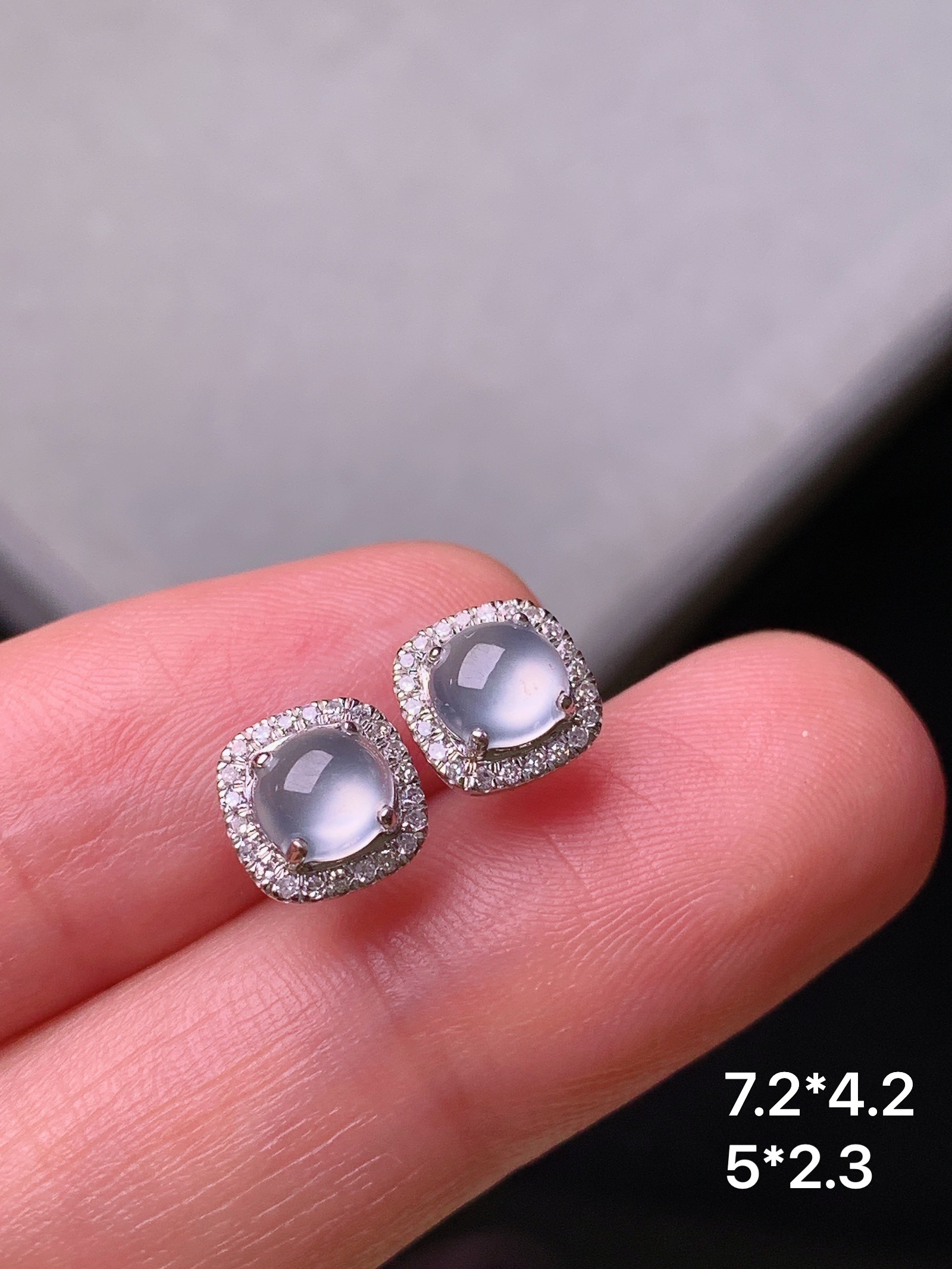 18k金钻镶嵌冰种蛋面耳钉 玉质细腻 色泽艳丽 整体尺寸7.2*4.2yz