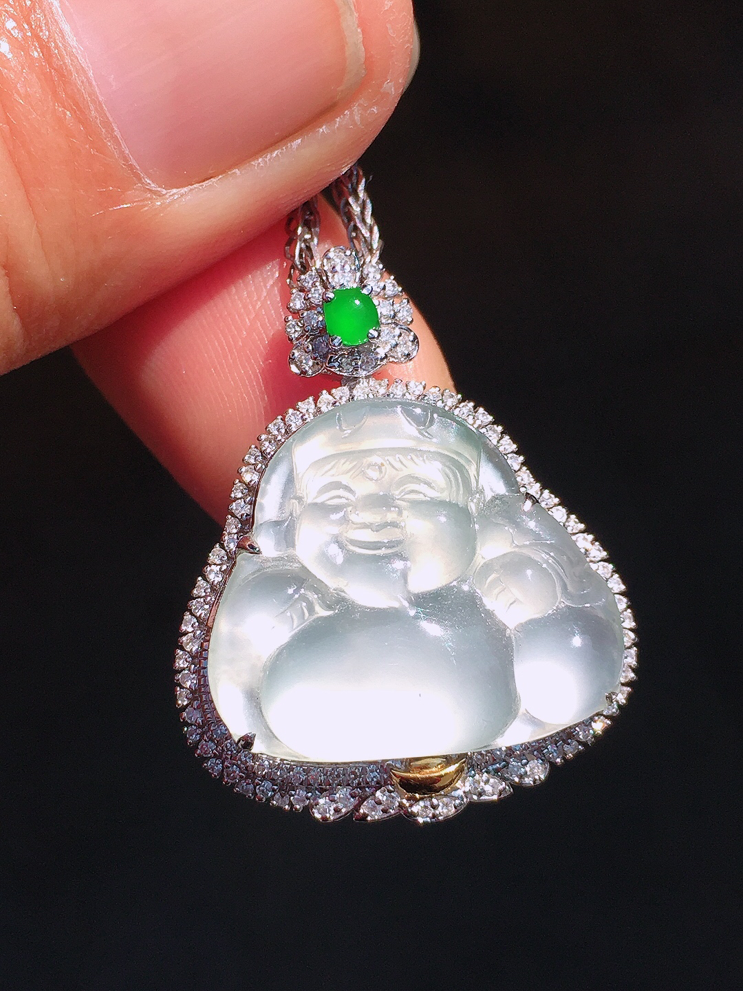 冰种佛公吊坠，玉质细腻，荧光感超
强，饱满圆润，尽显优雅气质，18k
金豪华镶嵌