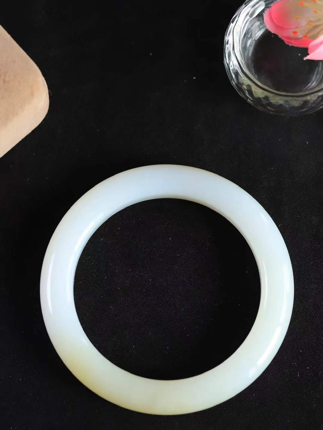 【花样年华·手镯】

精品和田玉糖白玉手镯，质地油润细腻，色泽高贵典雅，镯型古朴典雅。在诗情画意的雨巷相遇，你是我腕间的一抹风情，有你眸有深情，清风荡漾湖间静水，我愿俯身低眉，在烟波涟漪处，寻你深情倩影。内径55mm尺寸10.5-9.7mm 重50.3克fDT-78311241