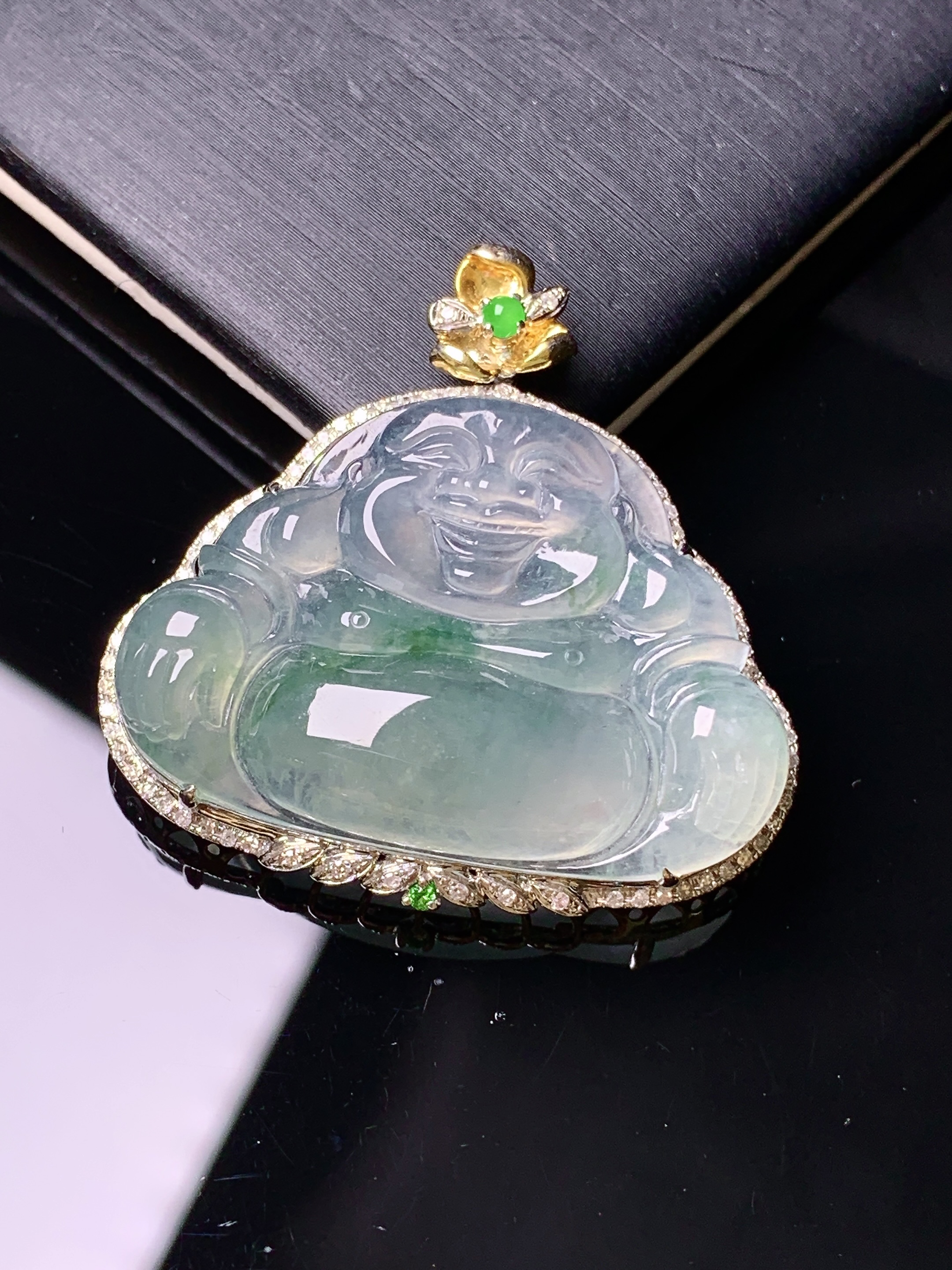 18k金钻镶嵌冰种飘绿佛公吊坠 玉质细腻 色泽艳丽 整体尺寸33*33.8*8.5yz