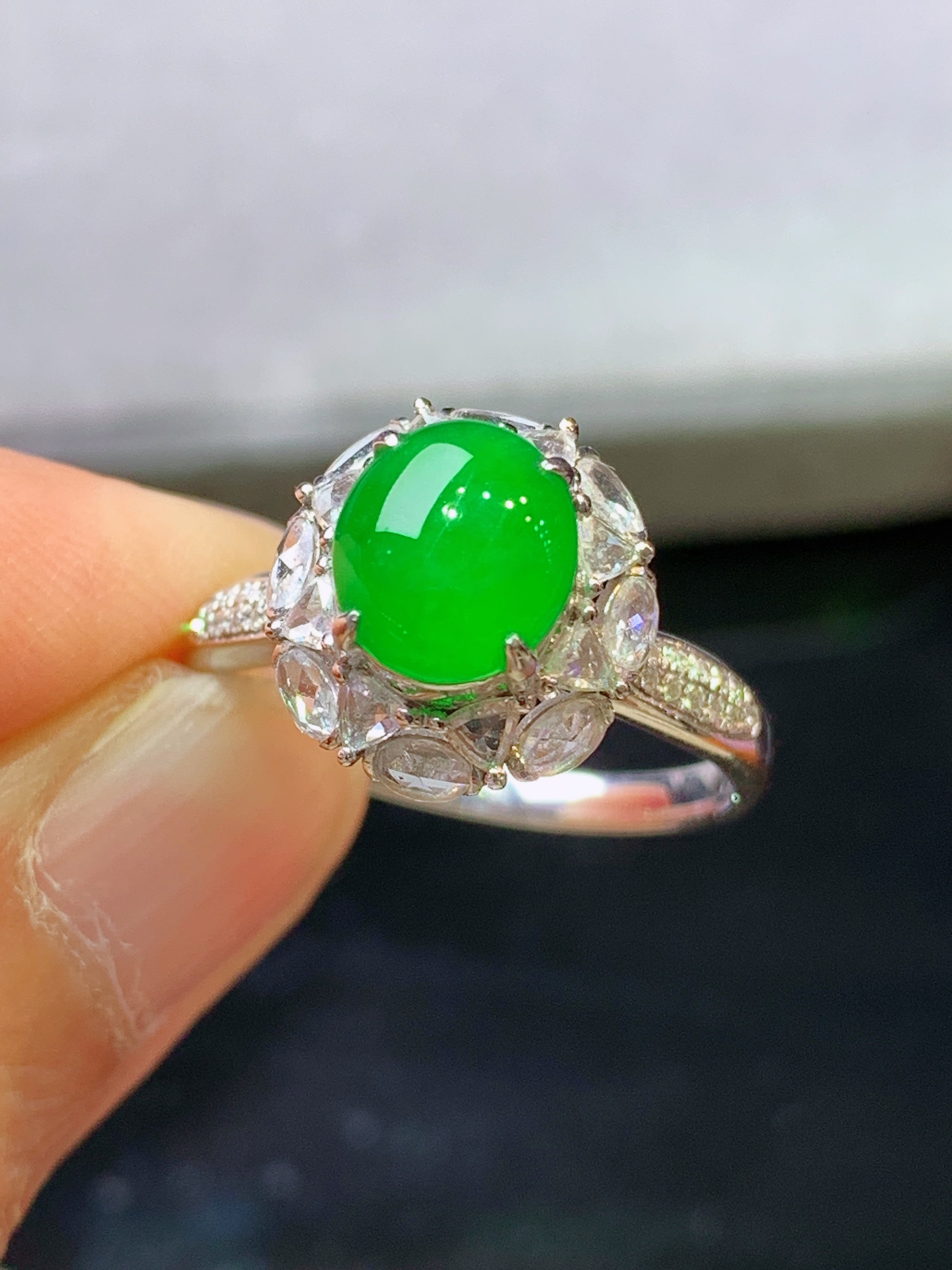 18k金钻镶嵌满绿蛋面戒指 玉质细腻 色泽艳丽清新 水润亮眼 圈口13.5 整体尺寸12.2*11.5*9.3g1