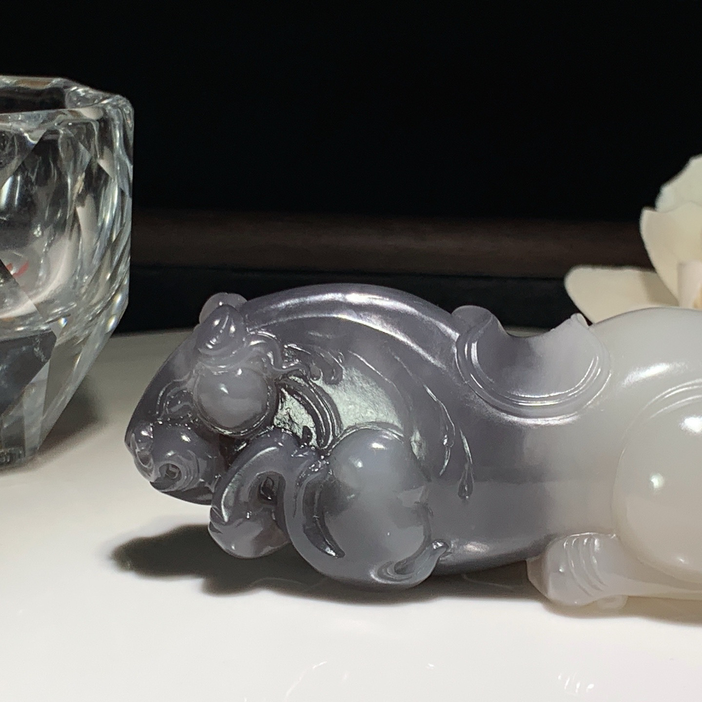 和田玉青海料白加烟紫马把件！尺寸62/36/28重121克 玉质细腻油润 底色纯净 脂粉好，品质好。