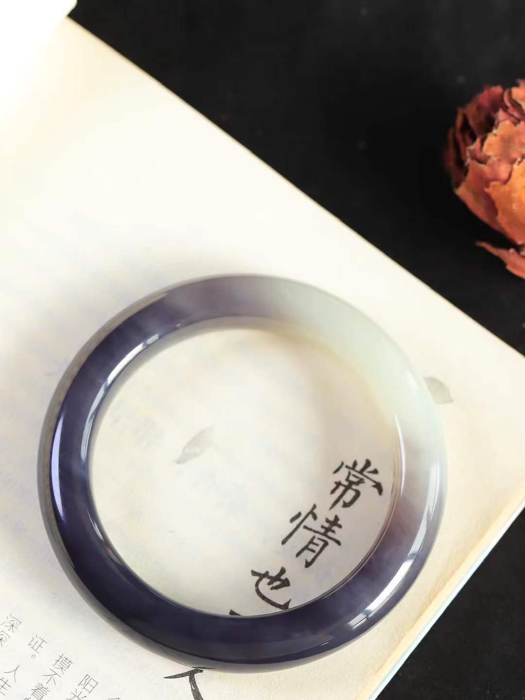 【婉约佳人.镯】

精品和田玉烟紫白玉双色手镯，玉质细腻，触感温润，佩戴它，感受玉石的温度与自然的灵性，让每一天都充满诗意与美好。重70克  尺寸57-12.7-10.5mm  11351233T