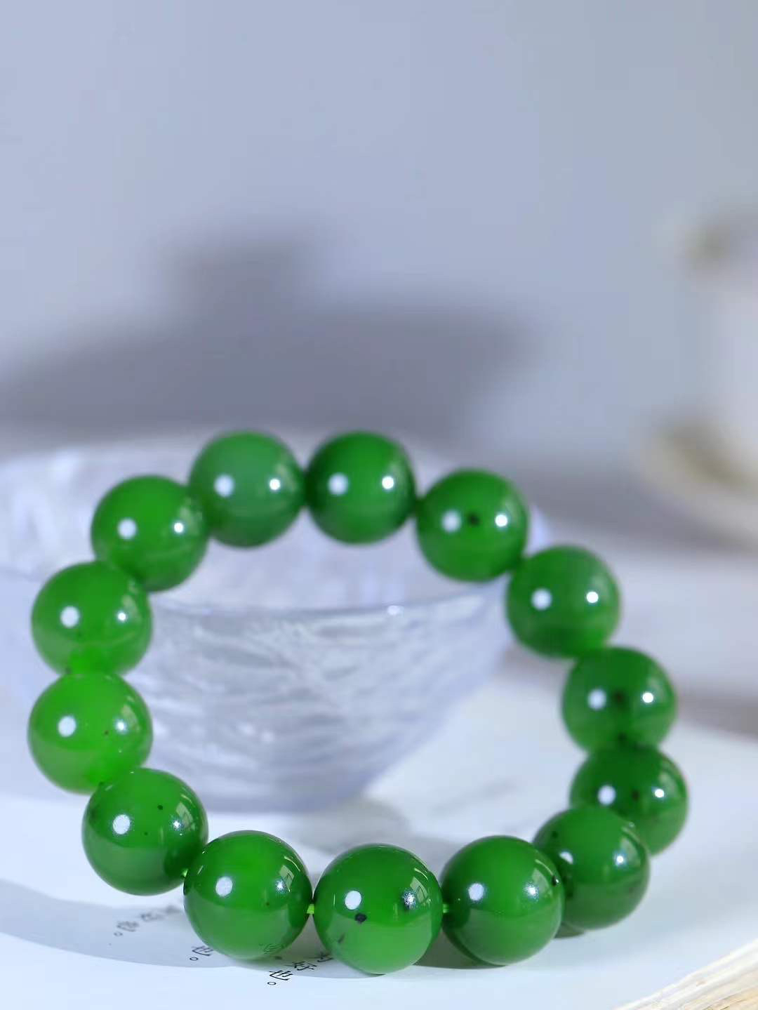 【珠圆玉润.手串】

精品和田玉碧玉珠圆玉润手串 玉质温润细腻  整串打磨圆润，佩戴舒适。珠珠落玉盘，间关莺语花底滑，一生美好时光，无论身在何处，都有它相伴相守。事事顺遂，幸福美满，吉祥如意。重89.5克 尺寸取一16mm FDL-16301300