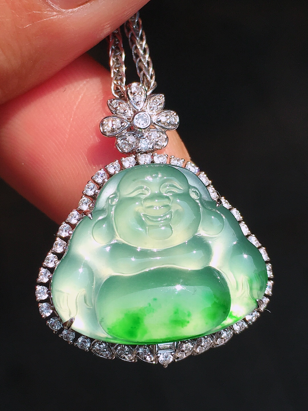 飘绿佛公吊坠，色泽艳丽，玉质细腻，荧光感超
强，饱满圆润，尽显优雅气质，18k
金豪华镶嵌