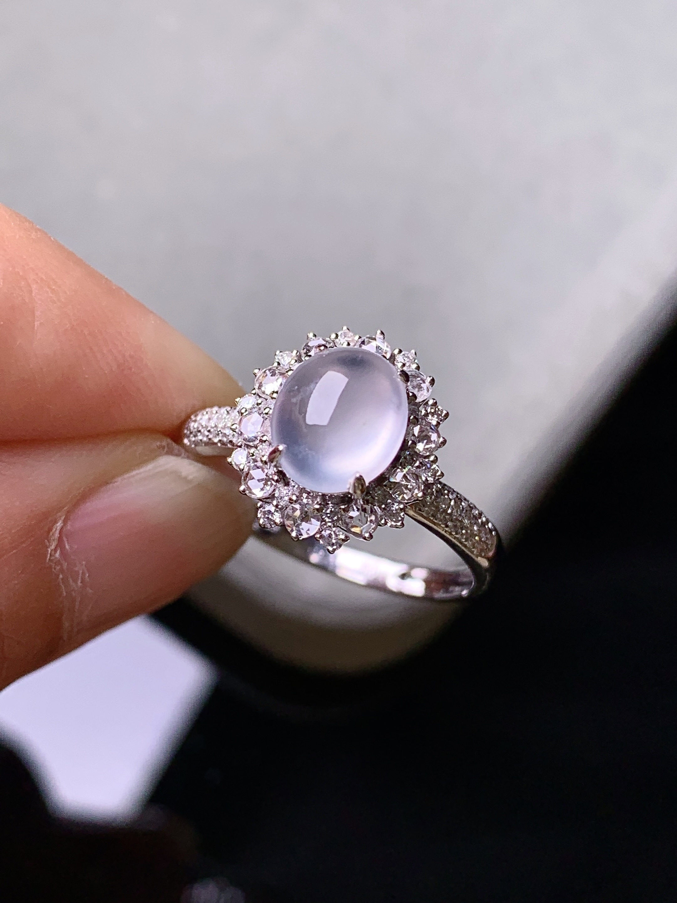 18k金钻镶嵌冰种蛋面戒指 玉质细腻 色泽艳丽清新 水润亮眼 圈口14.5 整体尺寸12*11*8.8m3