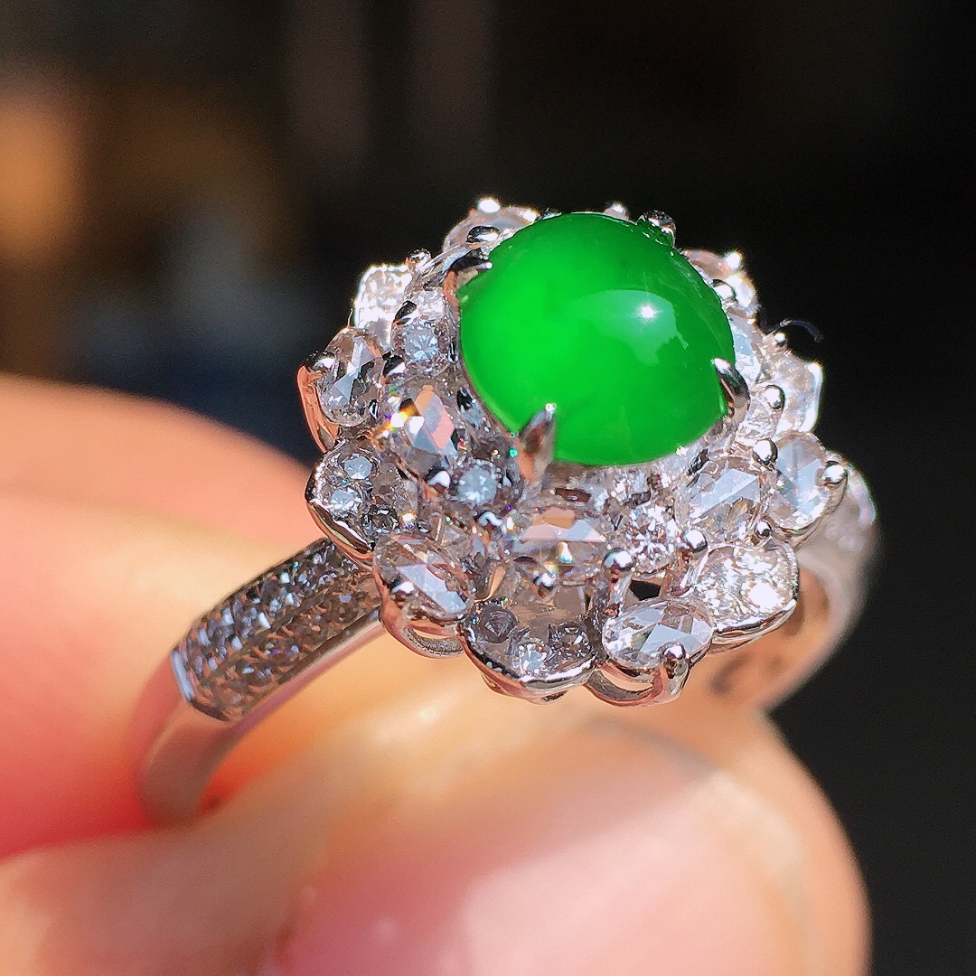 阳绿蛋面戒指，色泽均匀艳丽，玉质细腻，荧光感超
强，饱满圆润，尽显优雅气质，18k
金豪华镶嵌