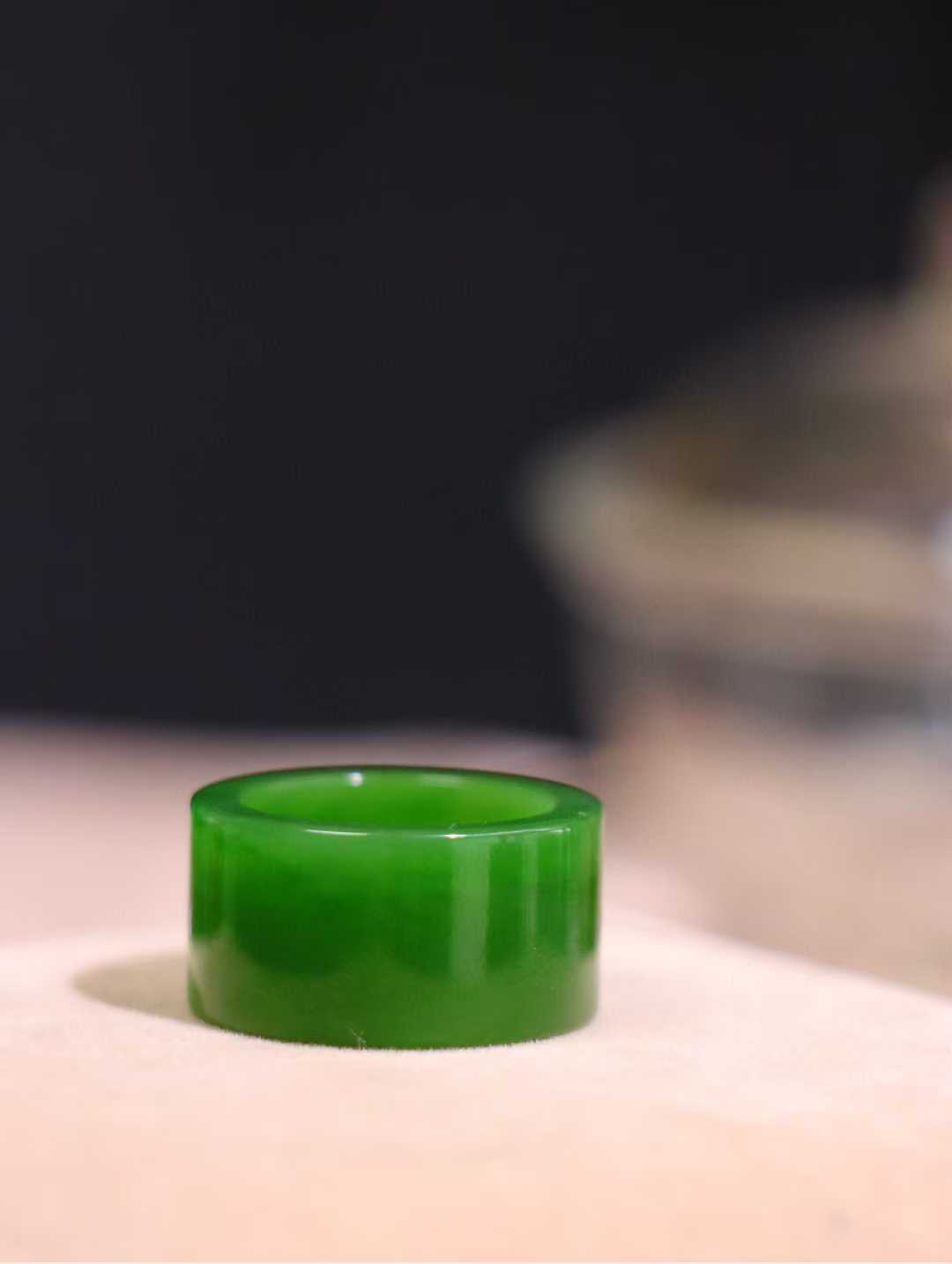 （古韵.扳指）

精品和田玉碧玉扳指 指环 戒圈。七号矿老料 纯正菠菜绿，直切工艺，款式精美，玉质细腻温润，油润感十足， 整器古韵生辉。优雅高贵。运筹帷幄于掌中，决胜于千里之外。

重7.2克   圈口18.2mm 尺寸18.2-12.2-3mm O18822208113