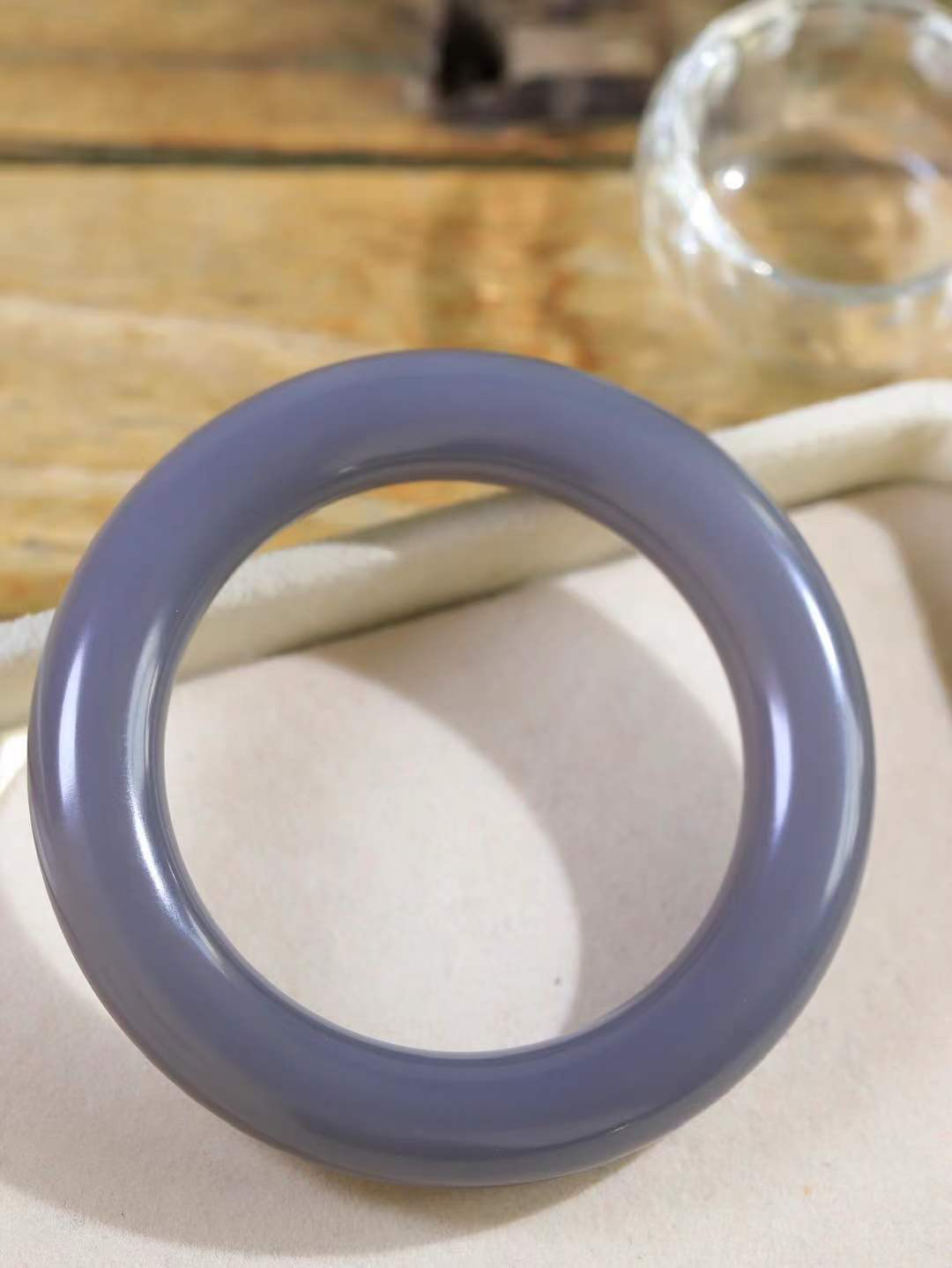 【情有独钟.手镯】

精品和田玉烟紫圆条手镯 玉质温润细腻 油性十足 手感舒适，高华雅逸，线条流畅，简约大气，美自天成，素雅高贵。佩戴于腕间，婉约之美，举手投足间透出那低调奢华。重68.4克 内径51mm 尺寸12-12mm   FDT-79371295