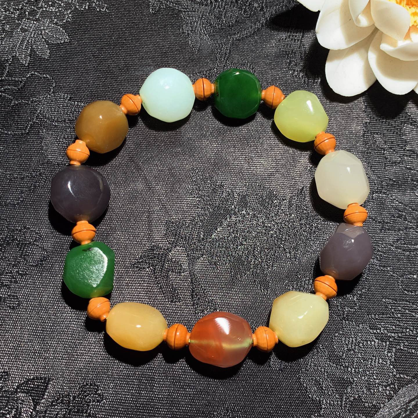 新疆和田玉且末糖随形多宝手串！单颗尺寸12/9！玉质细腻油润。手推出油。佩戴高端典雅。lt26031