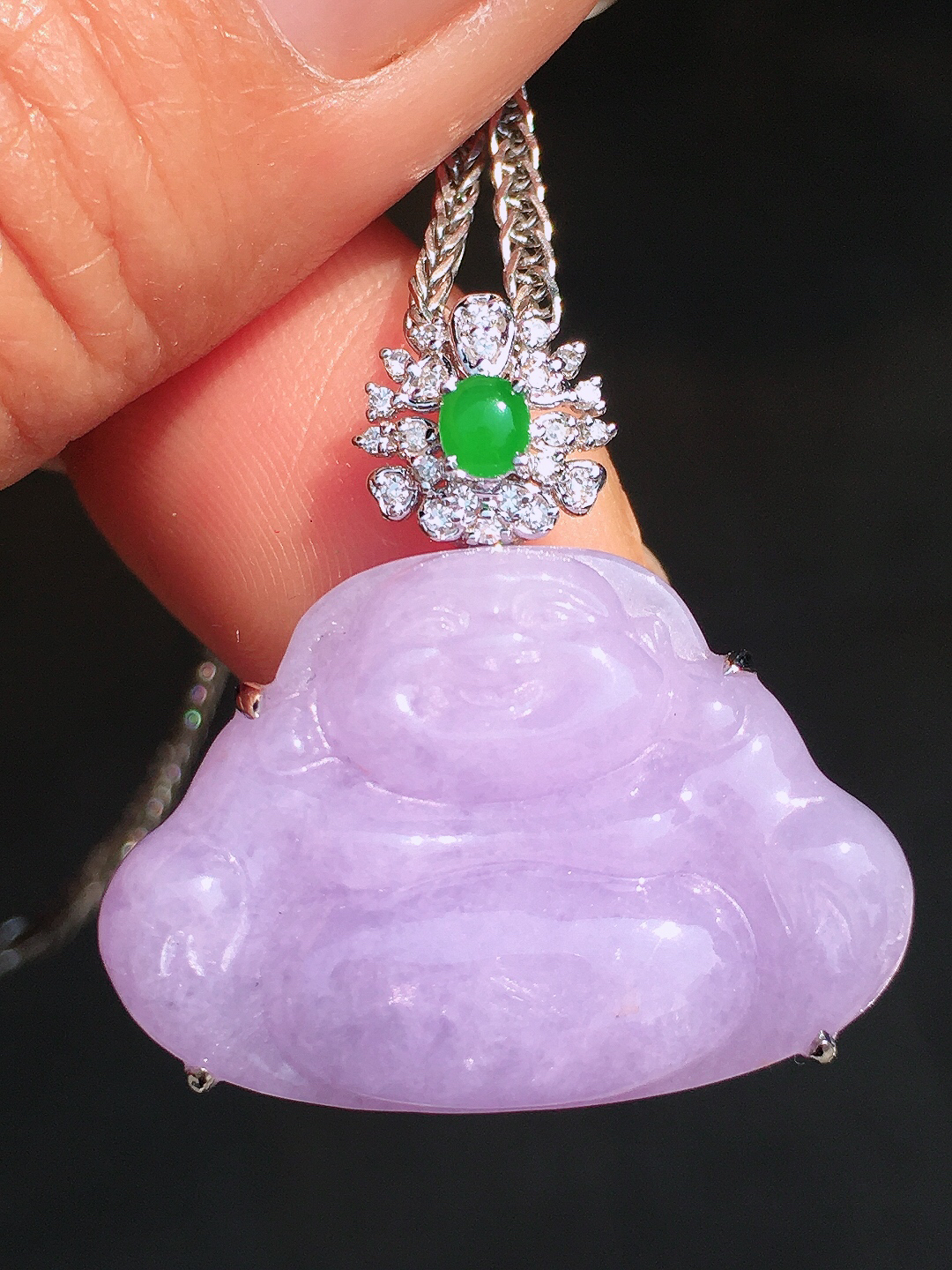 紫罗兰佛公吊坠，色泽均匀艳丽，玉质细腻，荧光感超
强，饱满圆润，尽显优雅气质，18k
金豪华镶嵌