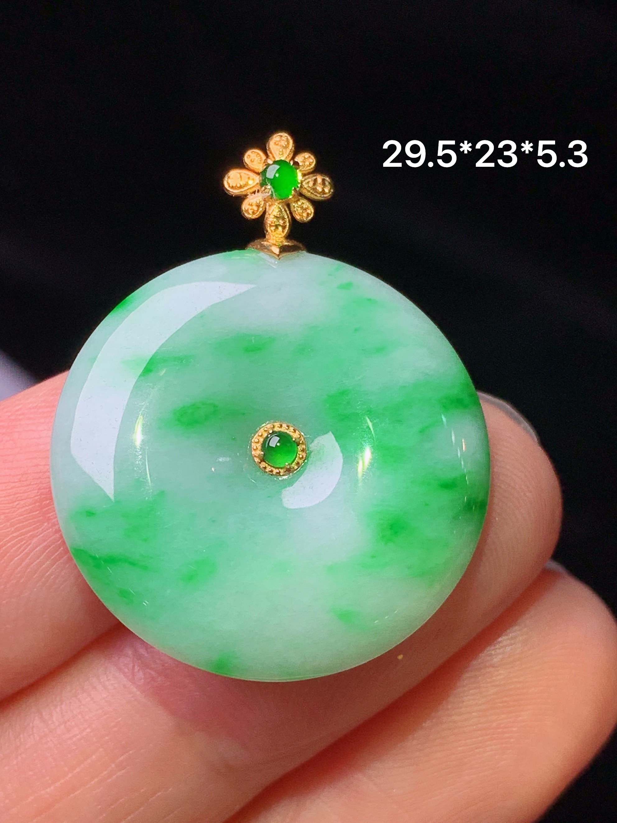 18k金钻镶嵌翠绿平安扣吊坠 玉质细腻 色泽艳丽 整体尺寸29.5*23*5.3c1