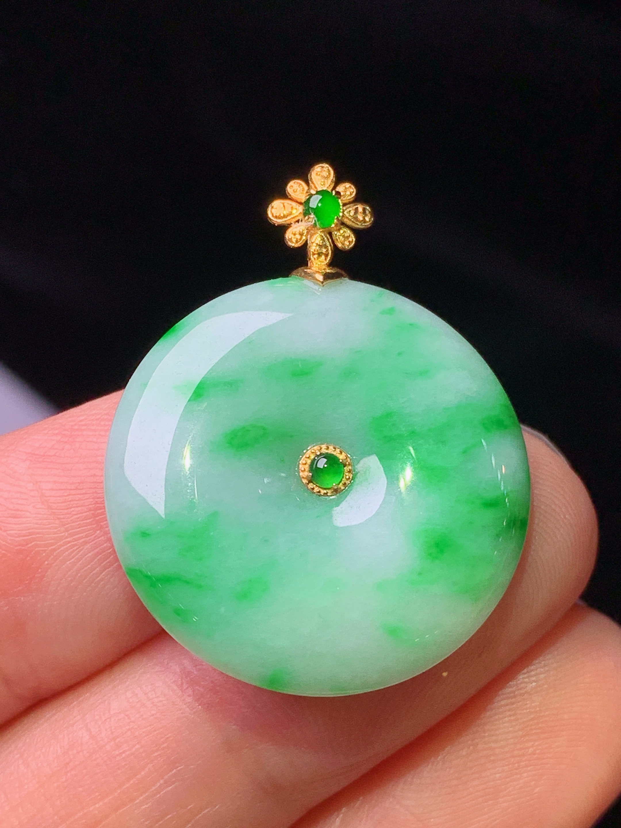 18k金钻镶嵌翠绿平安扣吊坠 玉质细腻 色泽艳丽 整体尺寸29.5*23*5.3c1