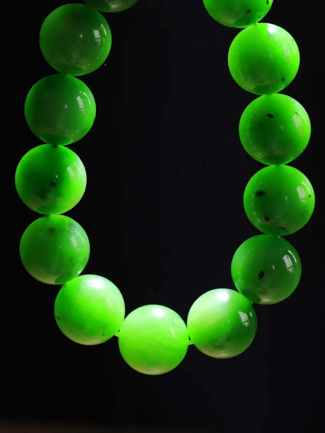 【珠圆玉润.手串】

精品和田玉碧玉珠圆玉润手串 玉质温润细腻  整串打磨圆润，佩戴舒适。珠珠落玉盘，间关莺语花底滑，一生美好时光，无论身在何处，都有它相伴相守。事事顺遂，幸福美满，吉祥如意。重89.5克 尺寸取一16mm FDL-16301300