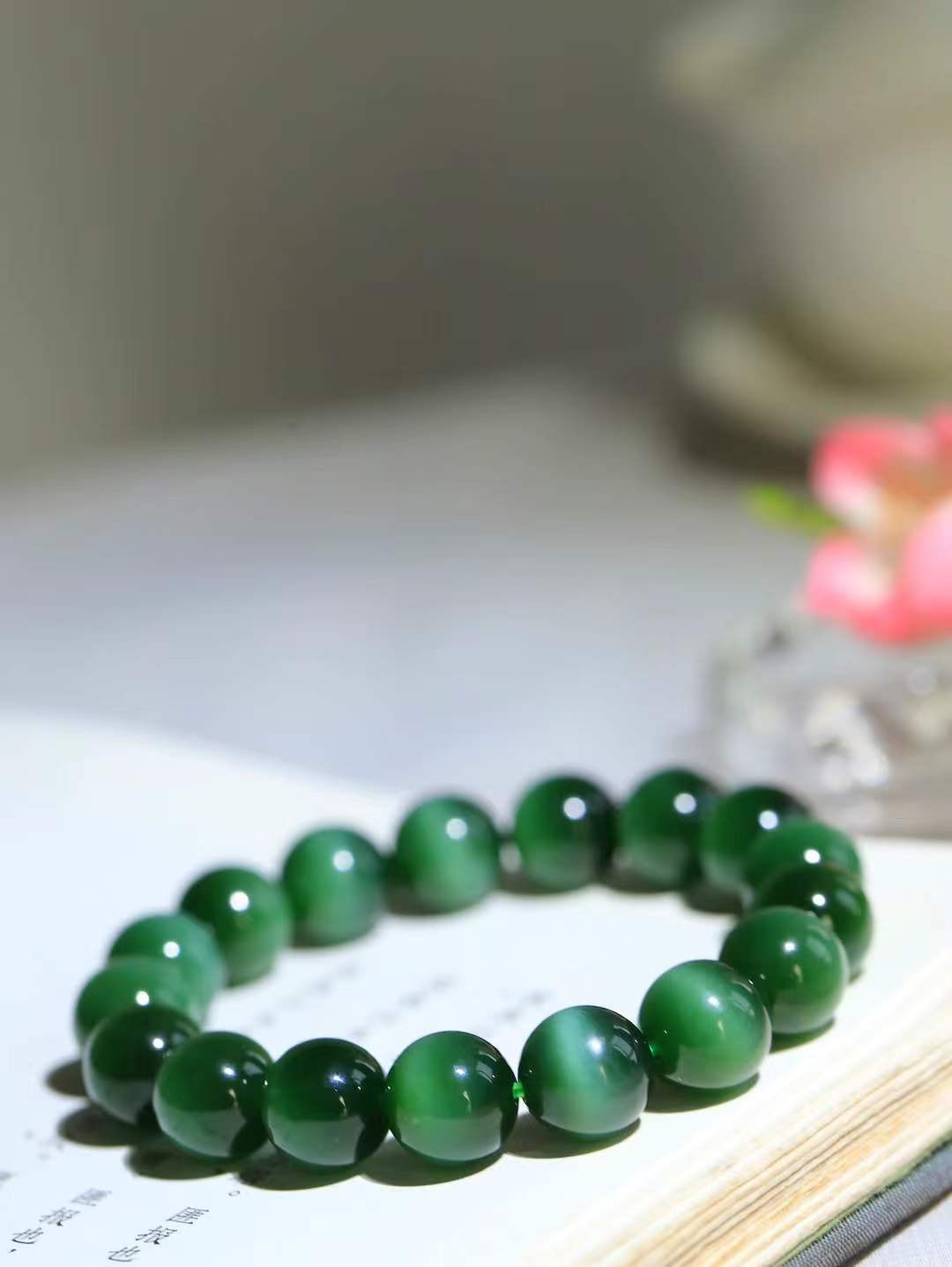 【珠圆玉润.手串】

收藏级臻品️和田玉碧玉猫眼珠圆玉润手串 玉质温润细腻  整串打磨圆润，佩戴舒适。珠珠落玉盘，间关莺语花底滑，一生美好时光，无论身在何处，都有它相伴相守。事事顺遂，幸福美满，吉祥如意。重46.2克 尺寸取一12mm FDT-16351213