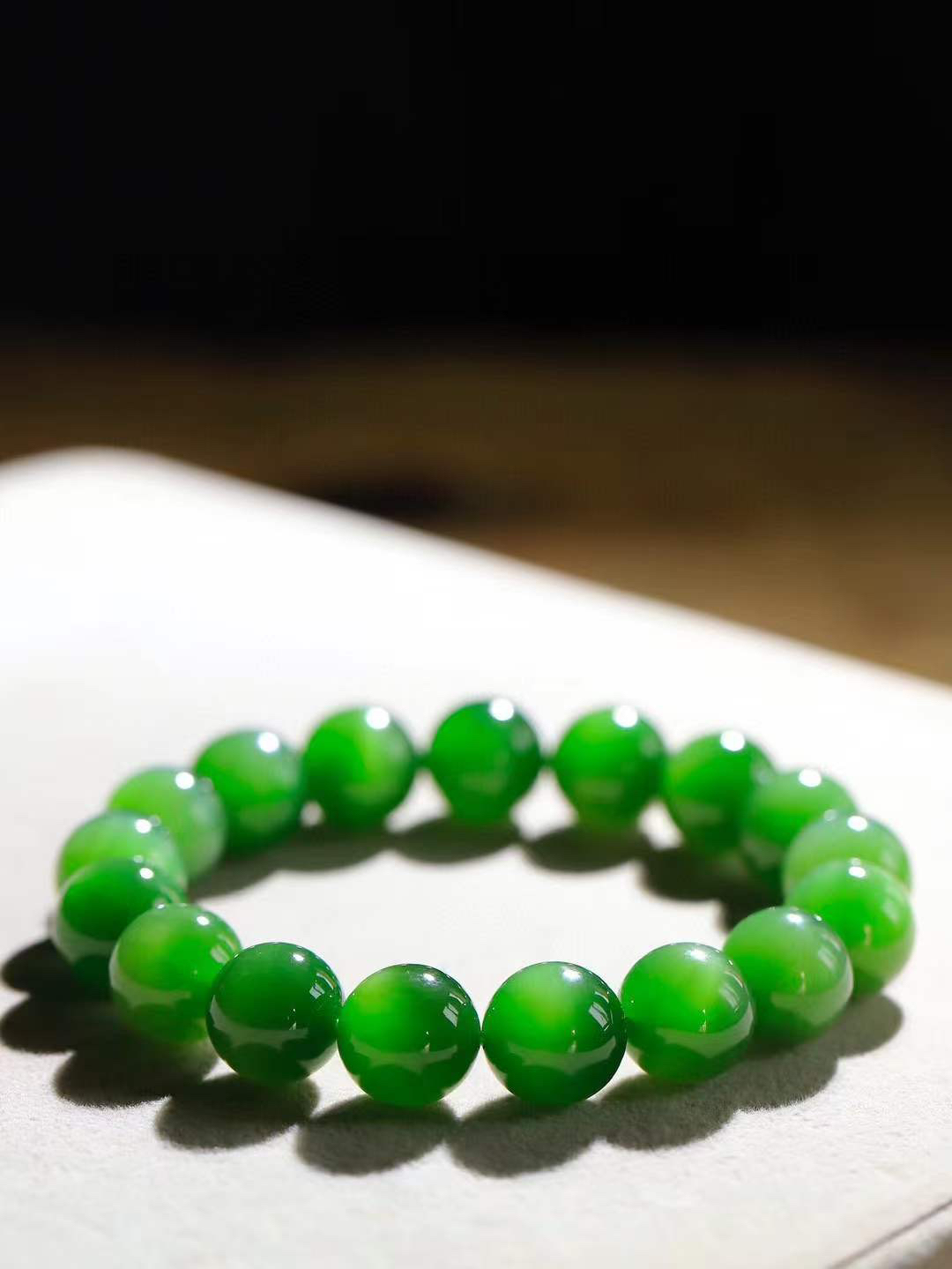 【珠圆玉润.手串】

精品️和田玉碧玉猫眼珠圆玉润手串 玉质温润细腻  整串打磨圆润，佩戴舒适。珠珠落玉盘，间关莺语花底滑，一生美好时光，无论身在何处，都有它相伴相守。事事顺遂，幸福美满，吉祥如意。重45.4克 尺寸取一11.9mm FDT-16351213