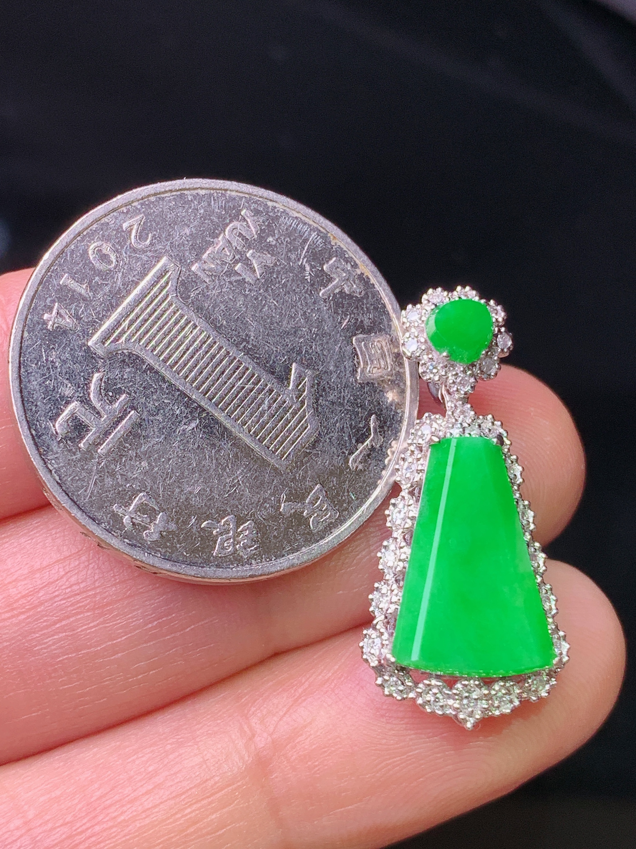 18k金钻镶嵌翠绿无事牌吊坠 玉质细腻 色泽艳丽 整体尺寸26.5*12.2*7x2