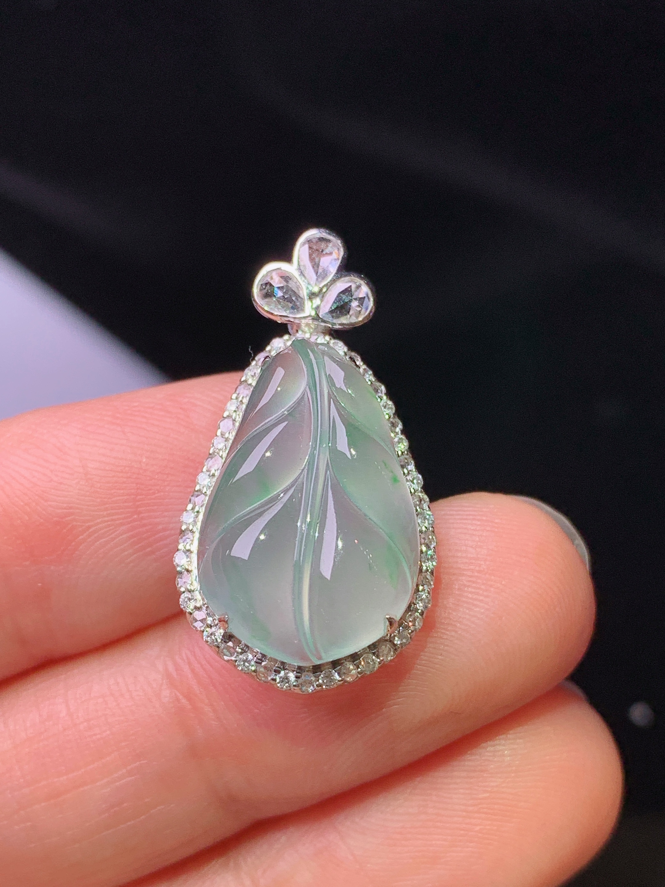 18k金钻镶嵌冰种飘绿树叶吊坠 玉质细腻 色泽艳丽 整体尺寸26.7*14.2*7.8c1