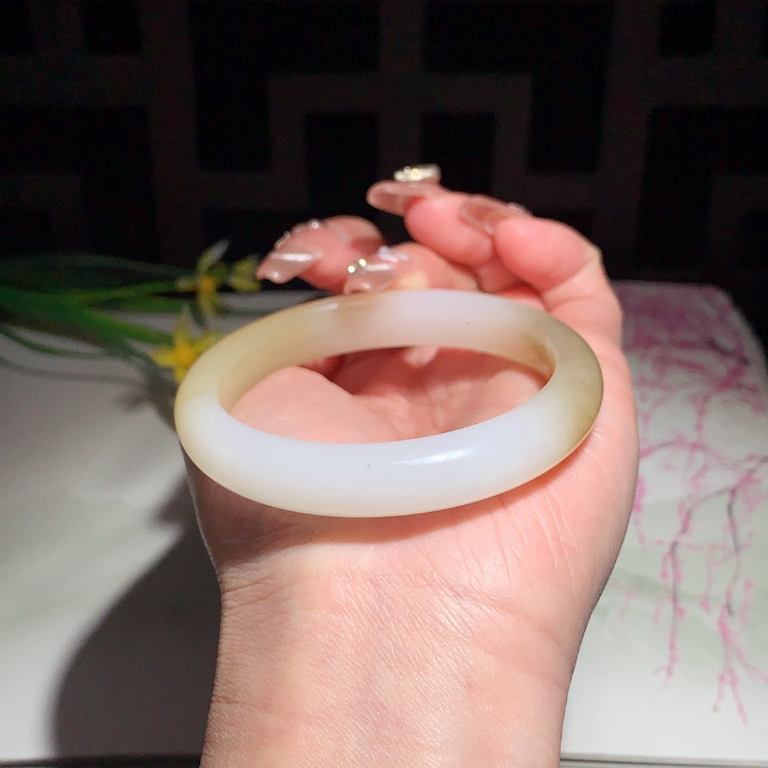 和田玉54圈口且末糖手镯！玉质细腻油润 底色纯净 无裂无棉 脂粉好，品质高。