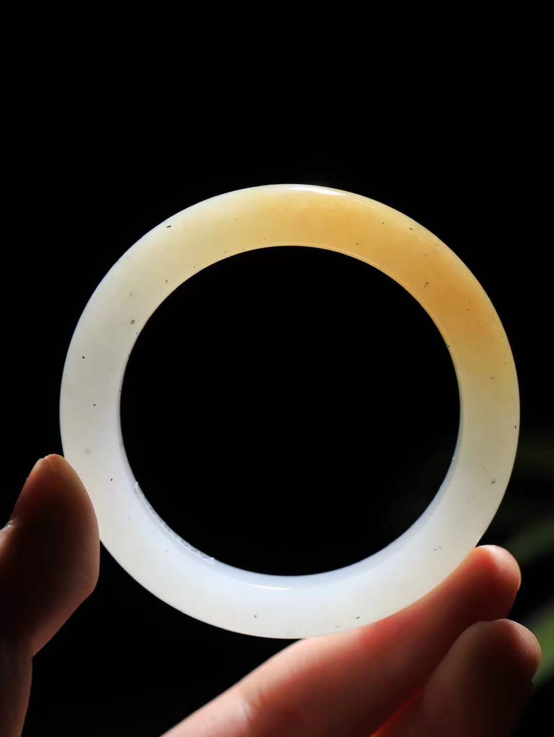 【腕间柔情.手镯】   

精品和田玉糖白点墨手镯 玉质温润细腻 油性十足 古朴秀雅 轻抚岁月的栏杆软香温玉，腕间玉镯轻轻晃动，令人情动心间，撷一缕月末的芬芳，把心思铺陈，时光静美，惟有你最温柔。重55克   尺寸52.5-12.4-9.3mm  46102555A