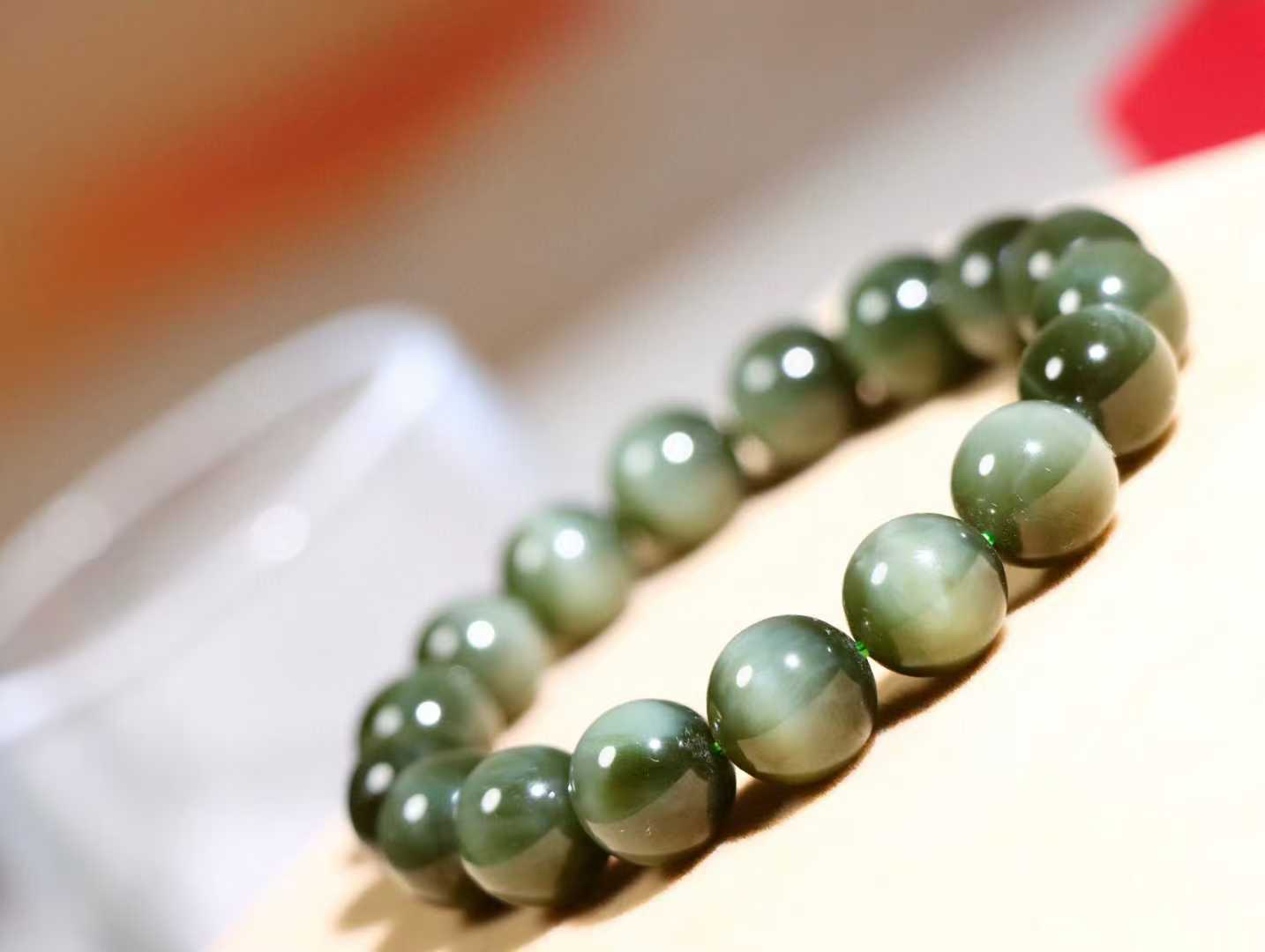 【碧波涟漪】

品质第一 信誉至上️和田玉碧玉猫眼手串 质地温润灵动 猫眼儿般的光中，有波光潋滟，也有梦幻清韵。行走于市井的喧嚣，相顾不言，便得清欢。

重44.5克 尺寸12mm 36823212113O