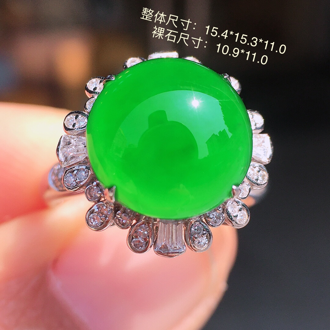 阳绿蛋面戒指，色泽均匀艳丽，玉质细腻，荧光感超
强，饱满圆润，尽显优雅气质，18k
金豪华镶嵌