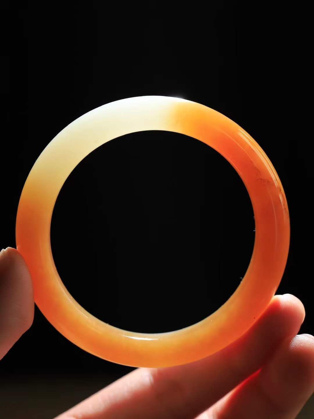 【暖玉生香·手镯】

精品和田玉糖白玉手镯，质地油润细腻，色泽高贵典雅，镯型古朴典雅。在诗情画意的雨巷相遇，你是我腕间的一抹风情，有你眸有深情，清风荡漾湖间静水，我愿俯身低眉，在烟波涟漪处，寻你深情倩影。内径56mm尺寸10.4-9.1mm重48克fDL-18301200