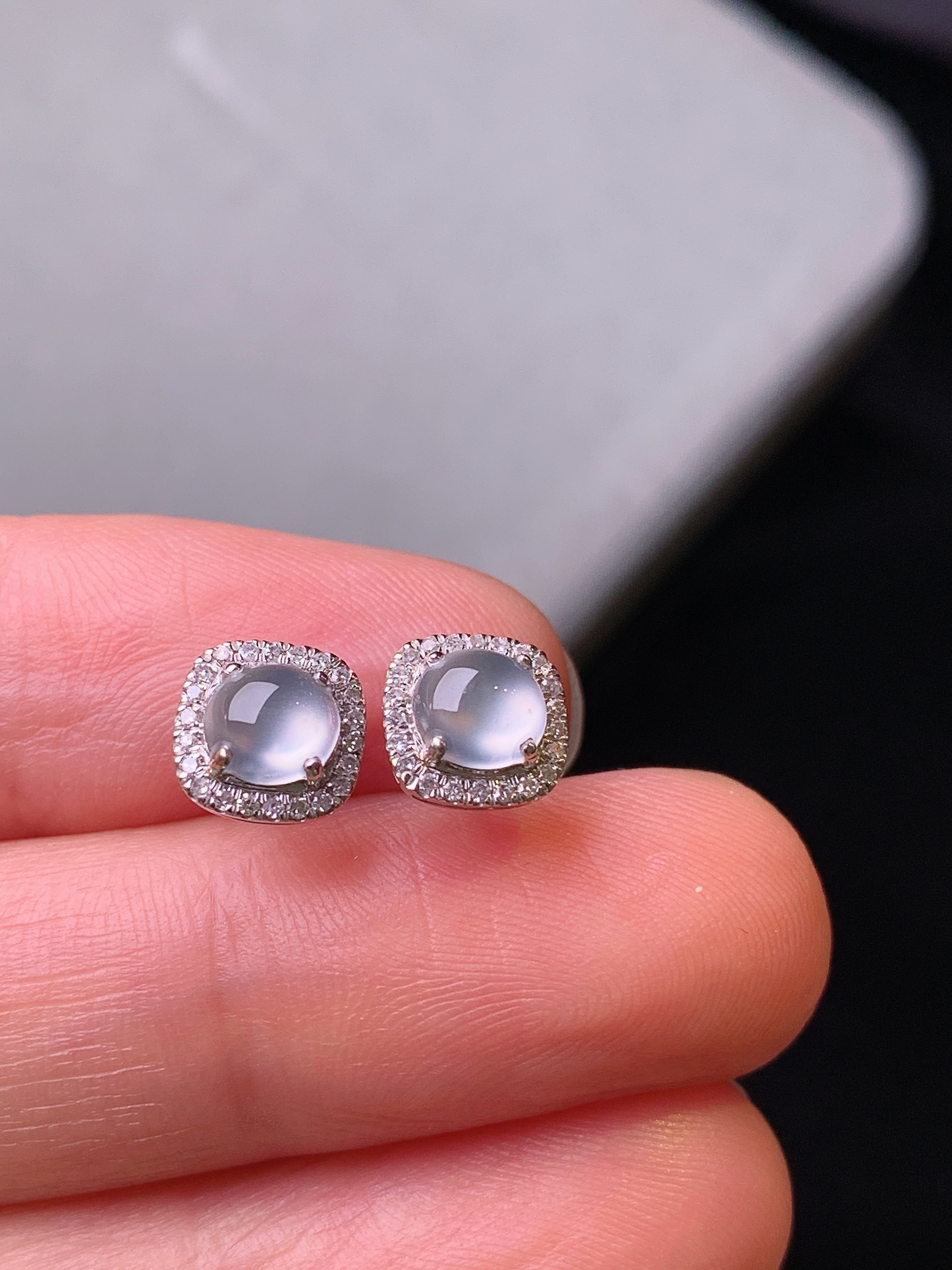 18k金钻镶嵌冰种蛋面耳钉 玉质细腻 色泽艳丽 整体尺寸7.2*4.2yz