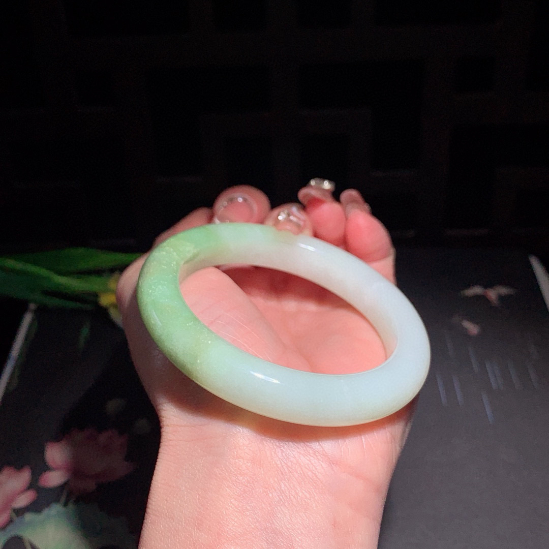 和田玉55圈口翠青手镯！玉质细腻油润 底色纯净 无裂无黑 脂粉好，品质高