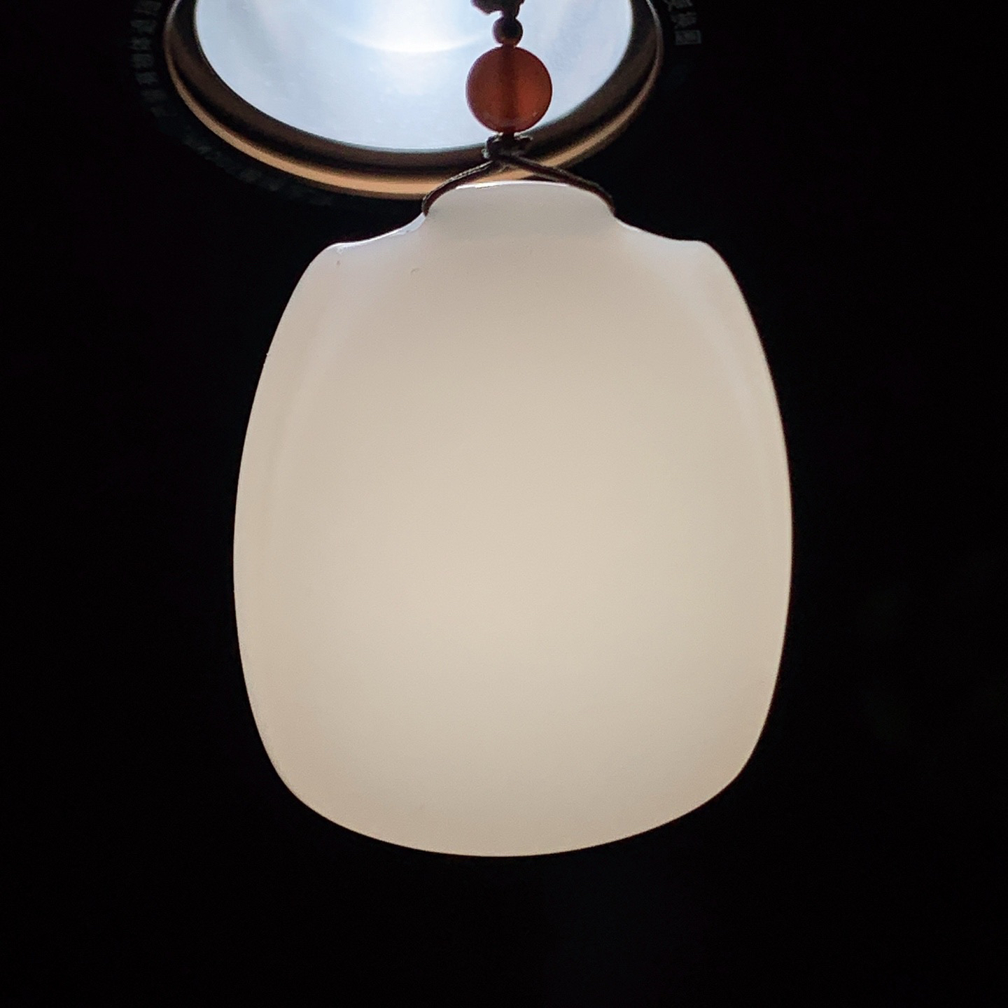 新疆和田玉羊脂白玉平安无事牌挂件。尺寸52/42/12重64克。玉质细腻油润。手推出油。佩戴高端典雅。lt260310