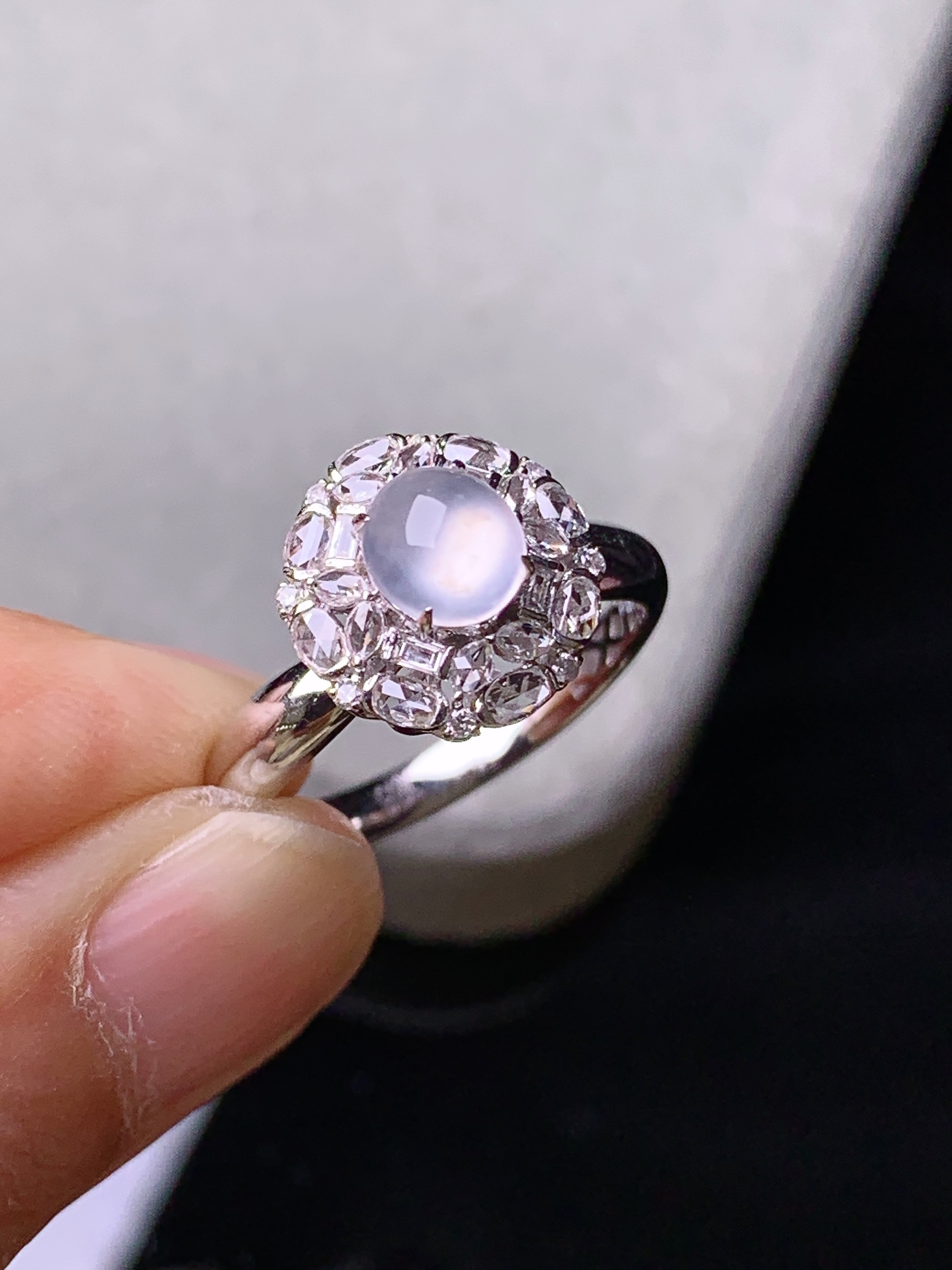 18k金钻镶嵌冰种蛋面戒指 玉质细腻 色泽艳丽清新 水润亮眼 圈口14.5 整体尺寸11.6*11*