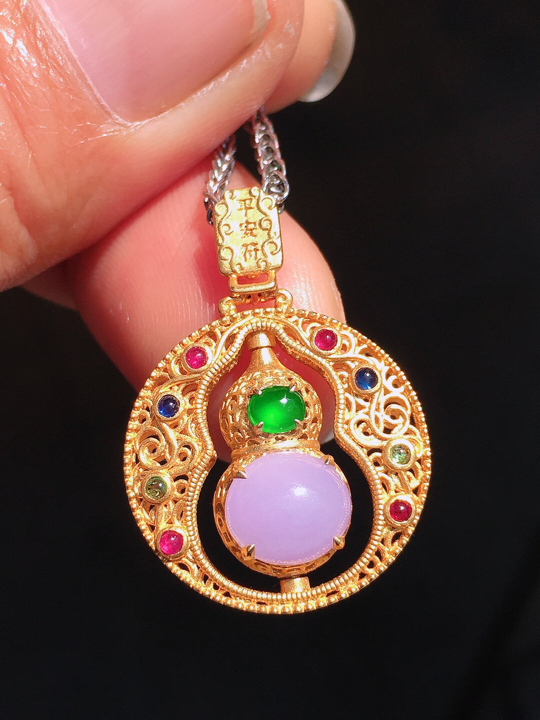 紫罗兰蛋面吊坠，色泽均匀艳丽，玉质细腻，荧光感超
强，饱满圆润，尽显优雅气质，18k
金豪华镶嵌