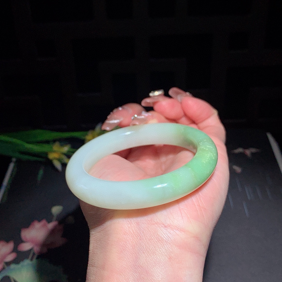 和田玉55圈口翠青手镯！玉质细腻油润 底色纯净 无裂无黑 脂粉好，品质高