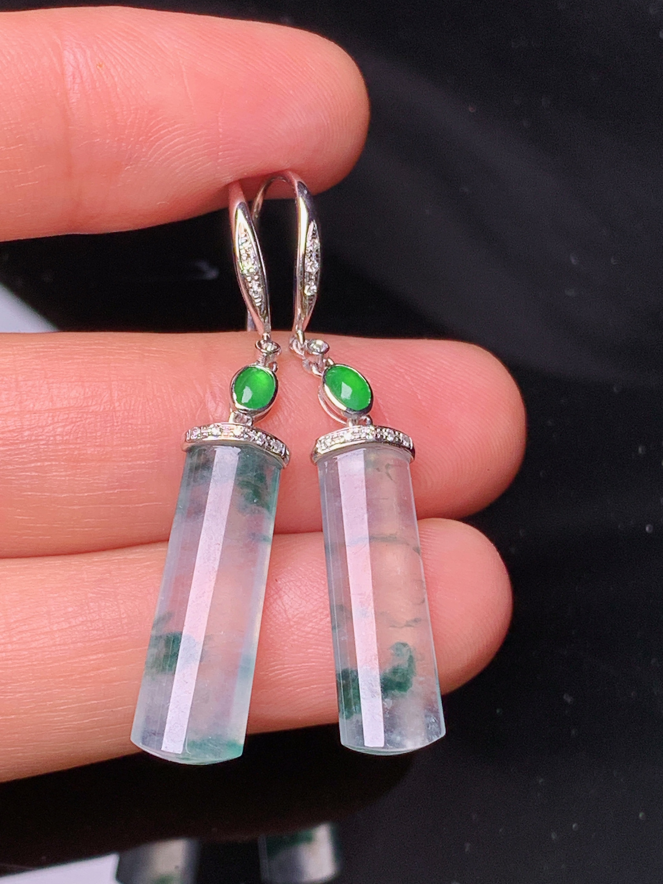 18k金钻镶嵌冰种玉柱耳坠 吊坠 玉质细腻 色泽艳丽清新 水润亮眼 整体尺寸41.2*6.8*3b1