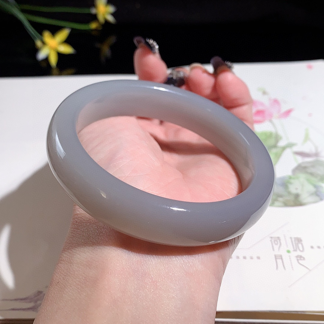 和田玉61.3圈口冰紫色宽版手镯，玉质细腻油润 底色纯净  脂粉好，品质高