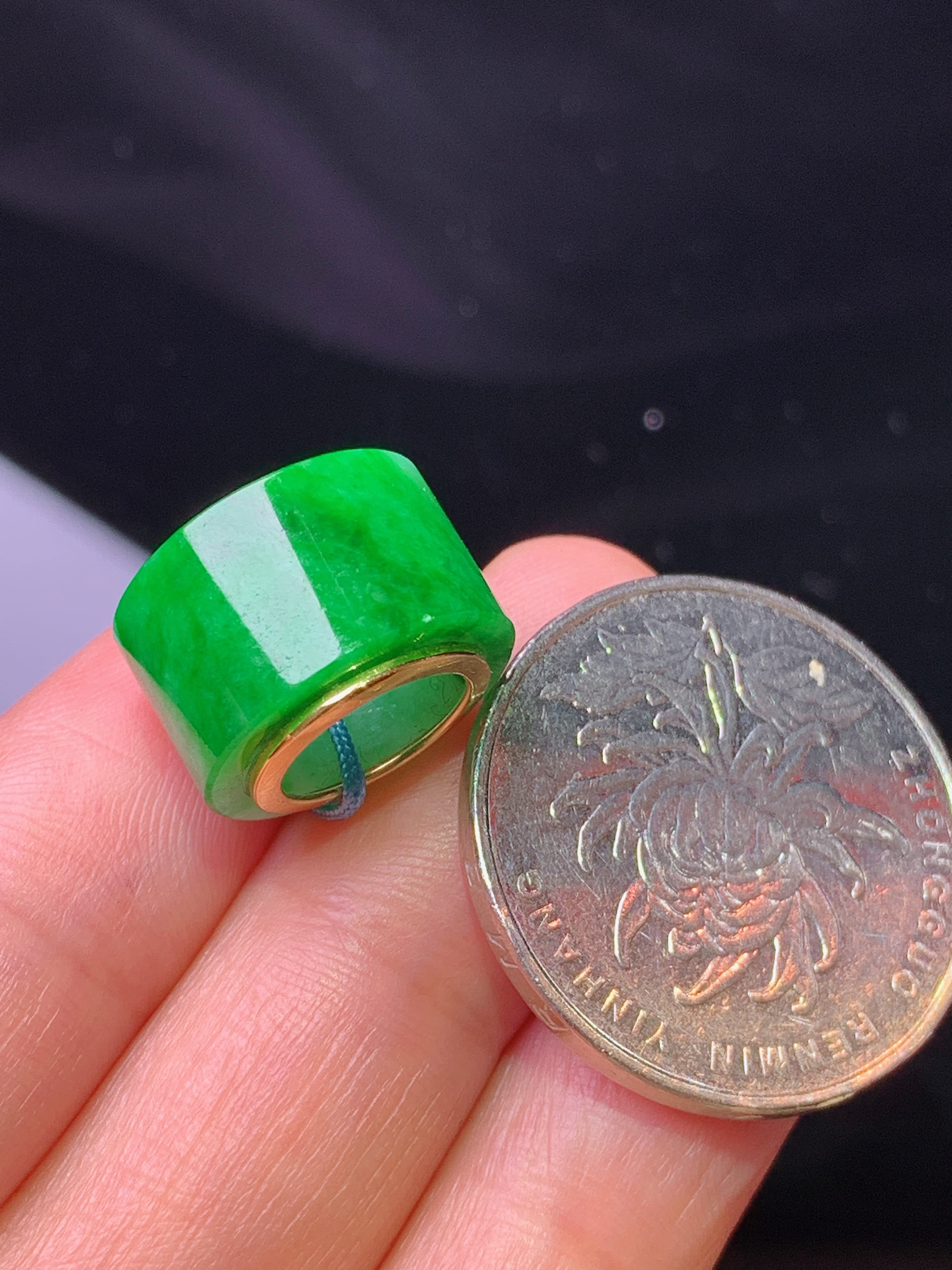 18k金镶嵌翠绿路路通吊坠 玉质细腻 色泽艳丽清新 水润亮眼 整体尺寸15*15*8.8b1